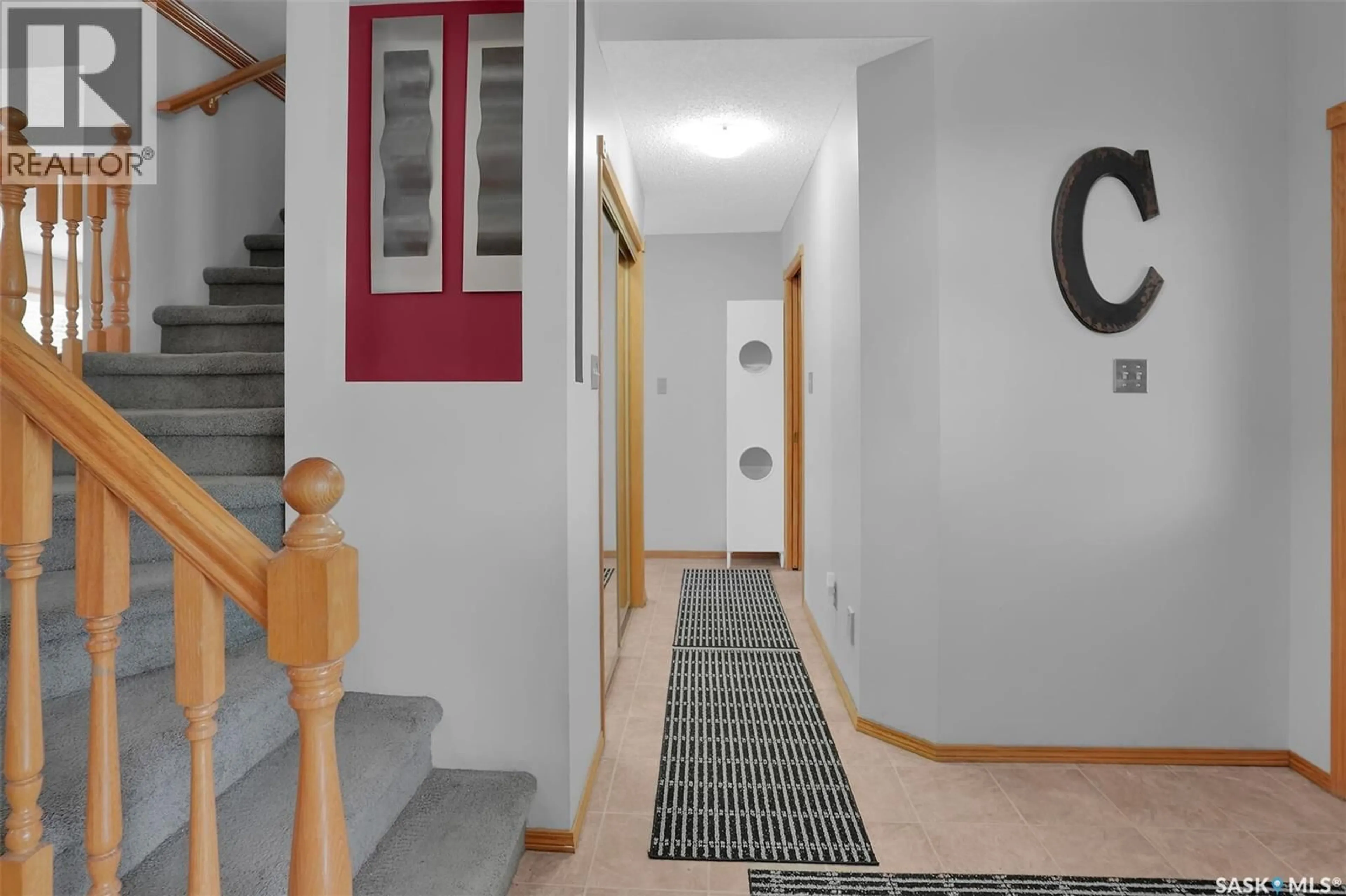 Indoor foyer for 3312 GLOUCESTER BAY, Regina Saskatchewan S4V2T9