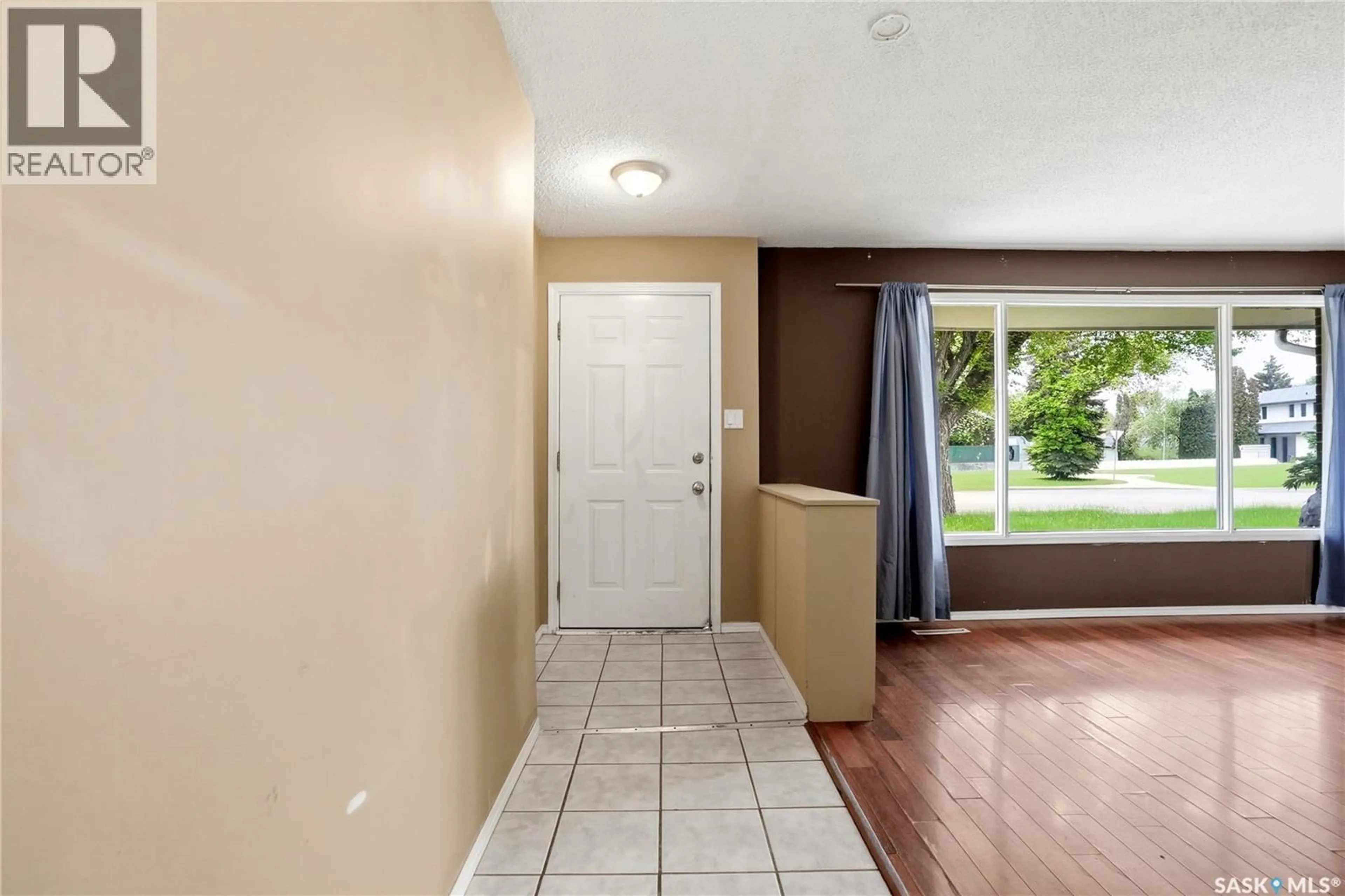 Indoor entryway for 68 CARLETON DRIVE, Saskatoon Saskatchewan S7H3N6