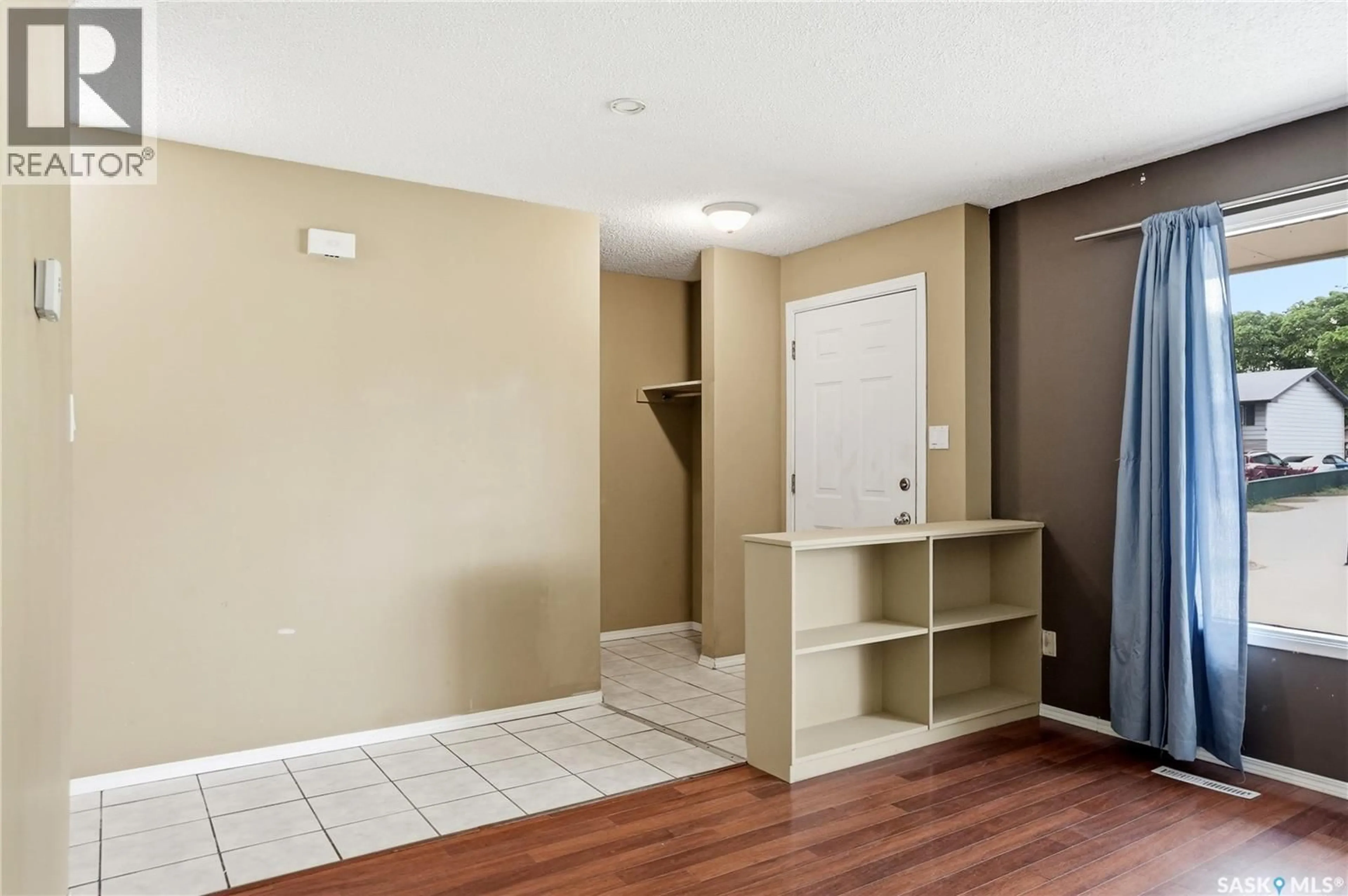 Indoor entryway for 68 CARLETON DRIVE, Saskatoon Saskatchewan S7H3N6