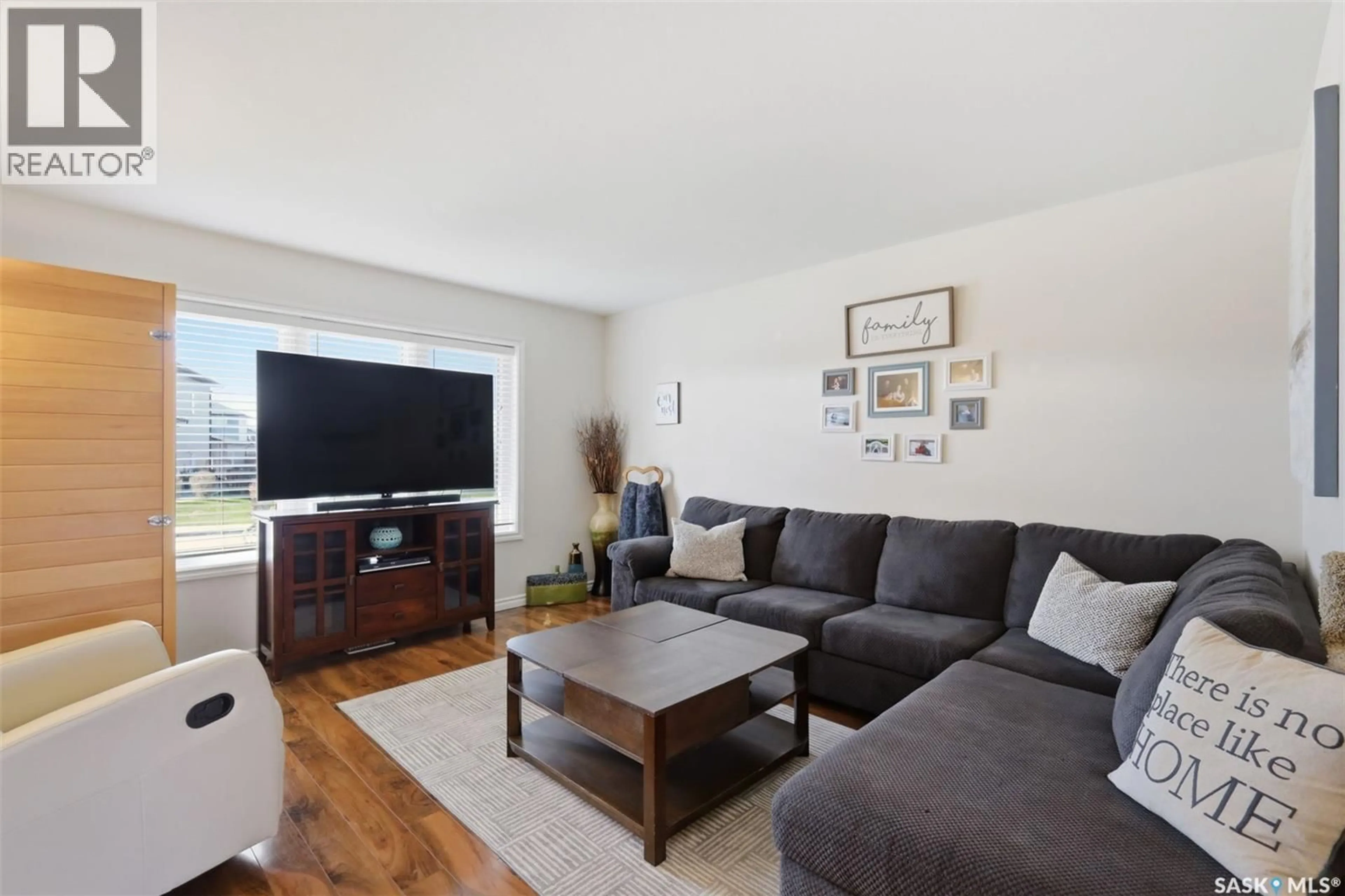Living room with furniture, wood/laminate floor for 646 HAMPTON CIRCLE, Saskatoon Saskatchewan S7R0J5