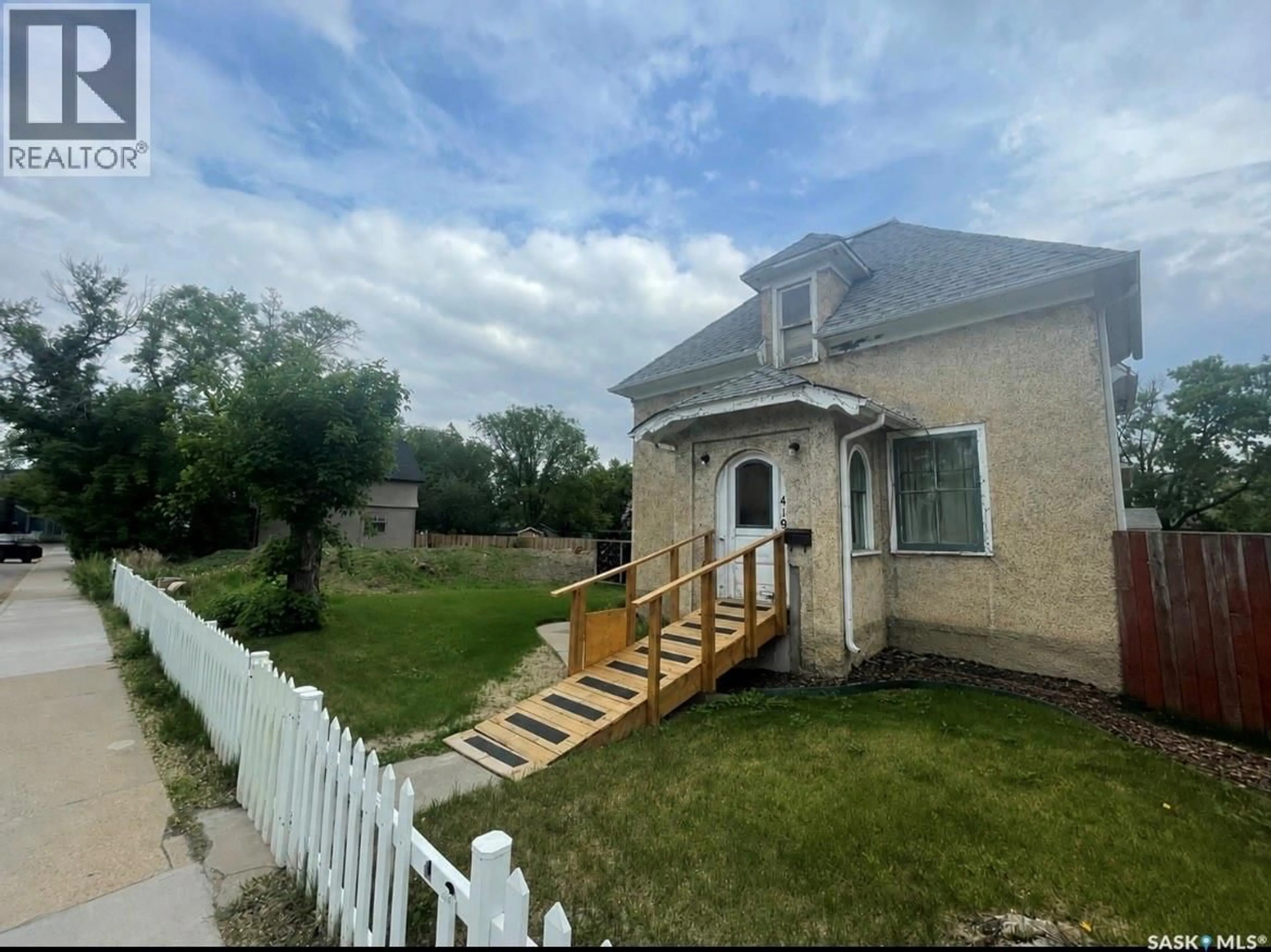 A pic from outside/outdoor area/front of a property/back of a property/a pic from drone, unknown for 419 18TH STREET, Saskatoon Saskatchewan S7L1E4