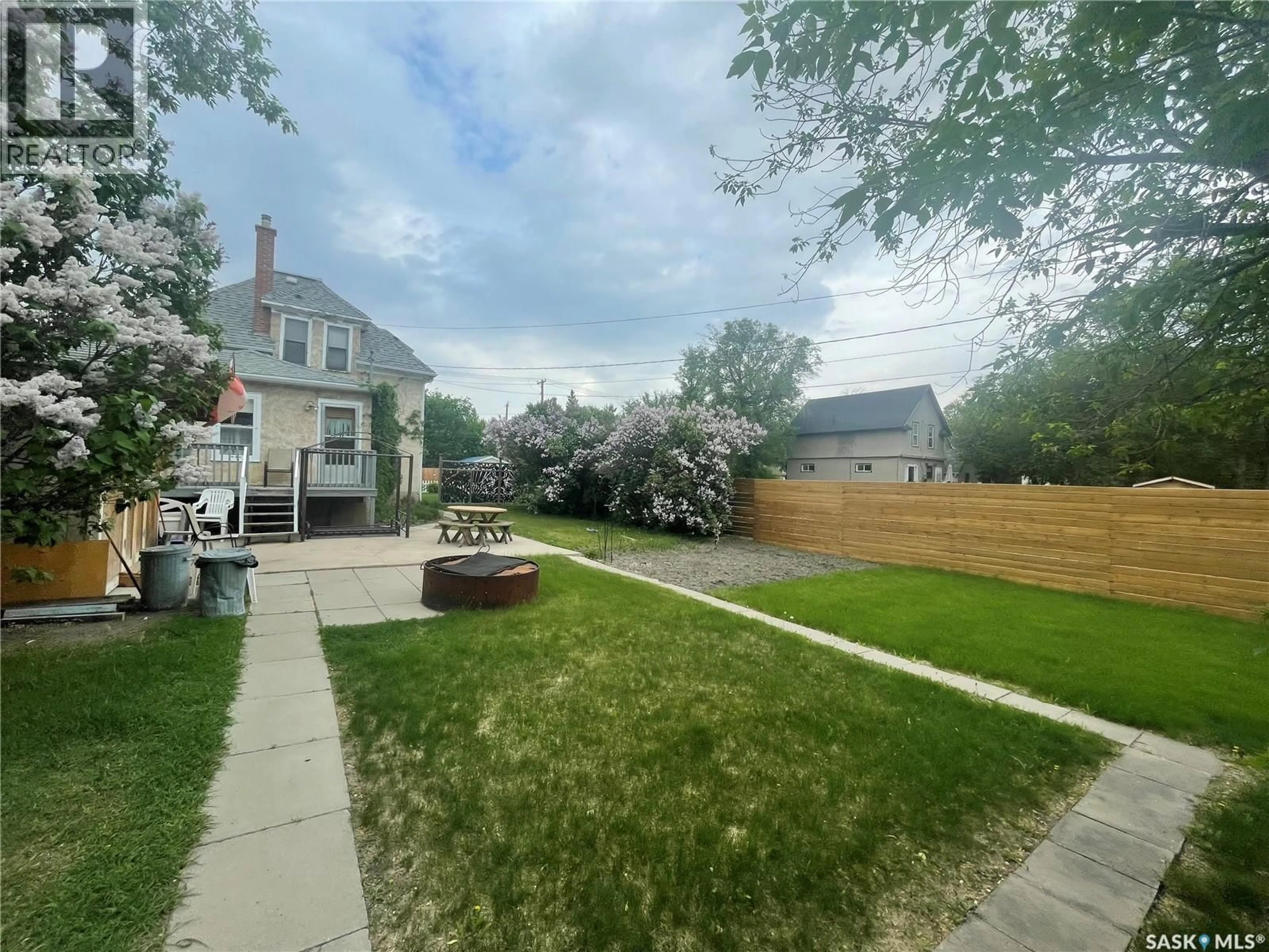 A pic from outside/outdoor area/front of a property/back of a property/a pic from drone, street for 419 18TH STREET, Saskatoon Saskatchewan S7L1E4