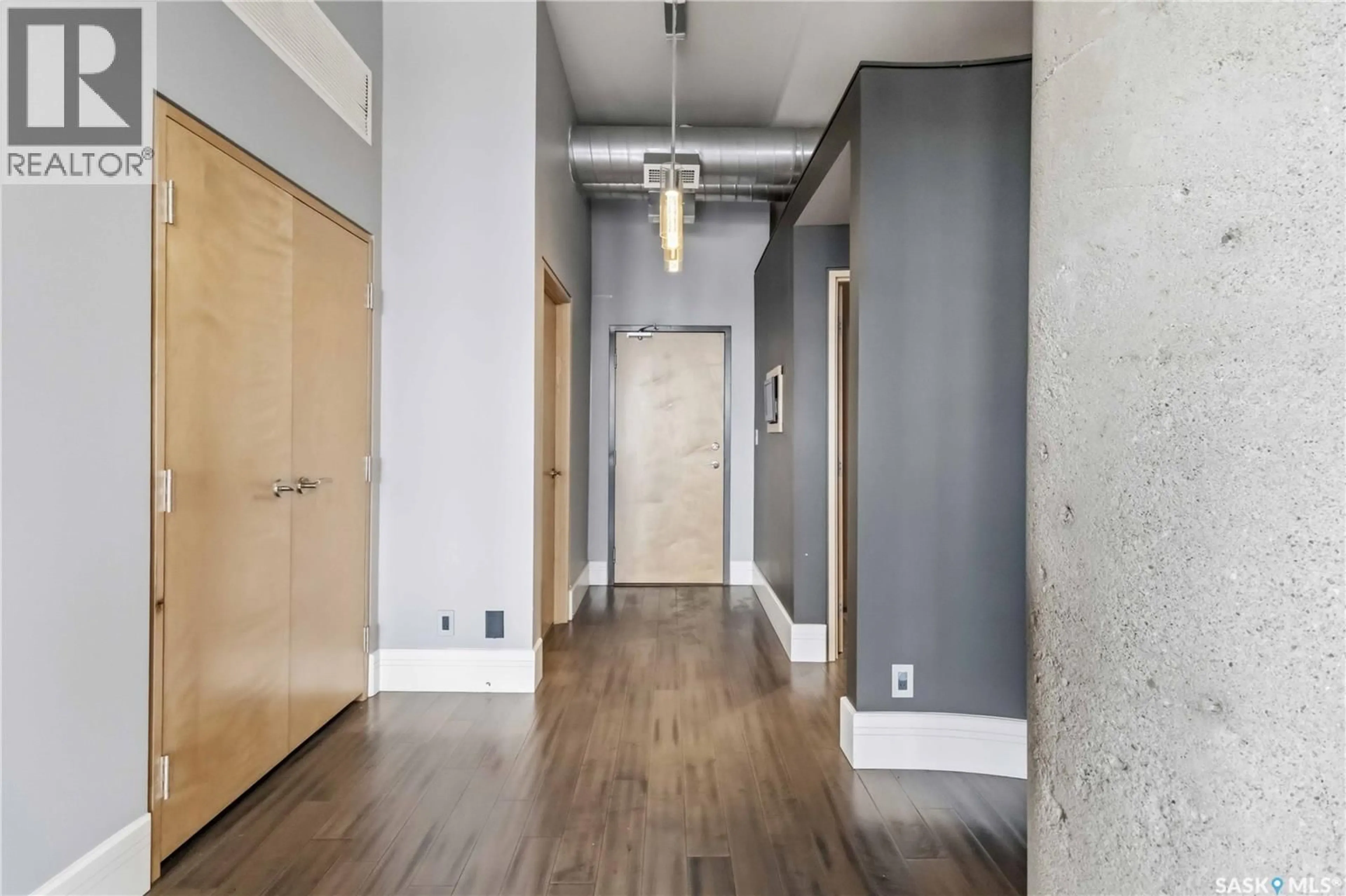 Indoor entryway for E - 404 73 24TH STREET, Saskatoon Saskatchewan S7K0K3
