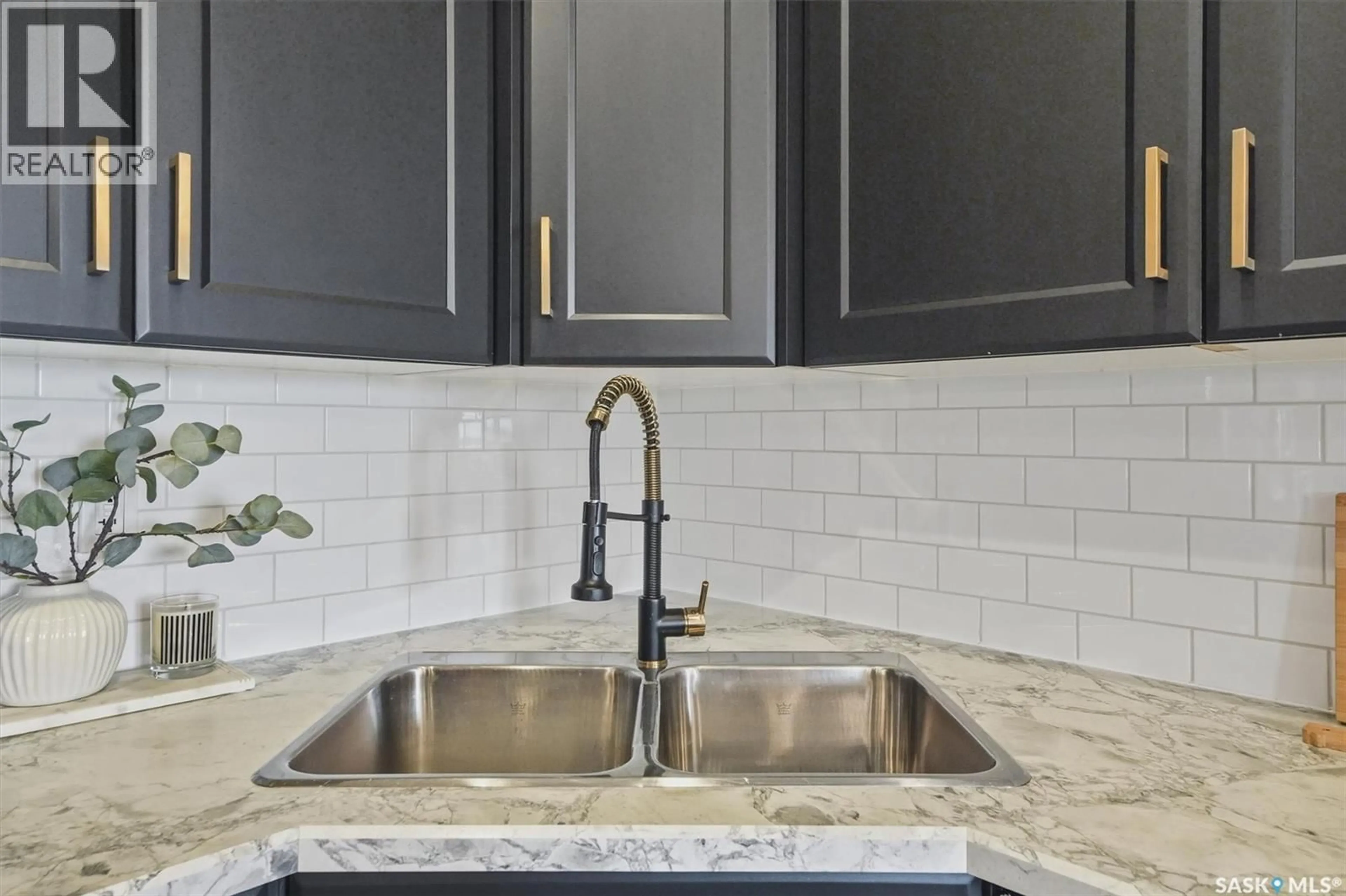 Contemporary kitchen, ceramic/tile floor for 425 REDWOOD CRESCENT, Warman Saskatchewan S0K4S2