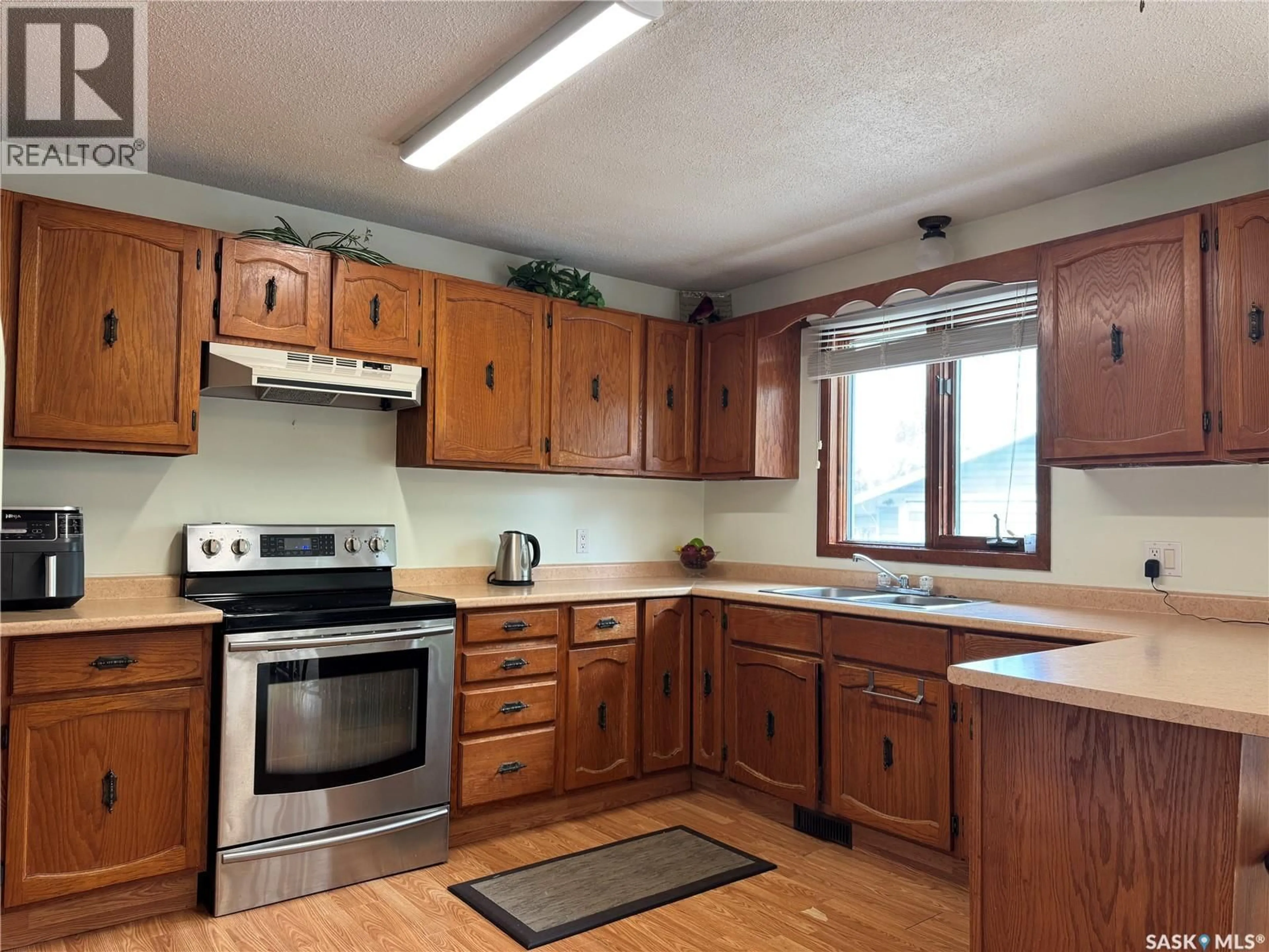 Standard kitchen, unknown for 709 BROADWAY STREET, Foam Lake Saskatchewan S0A1A0