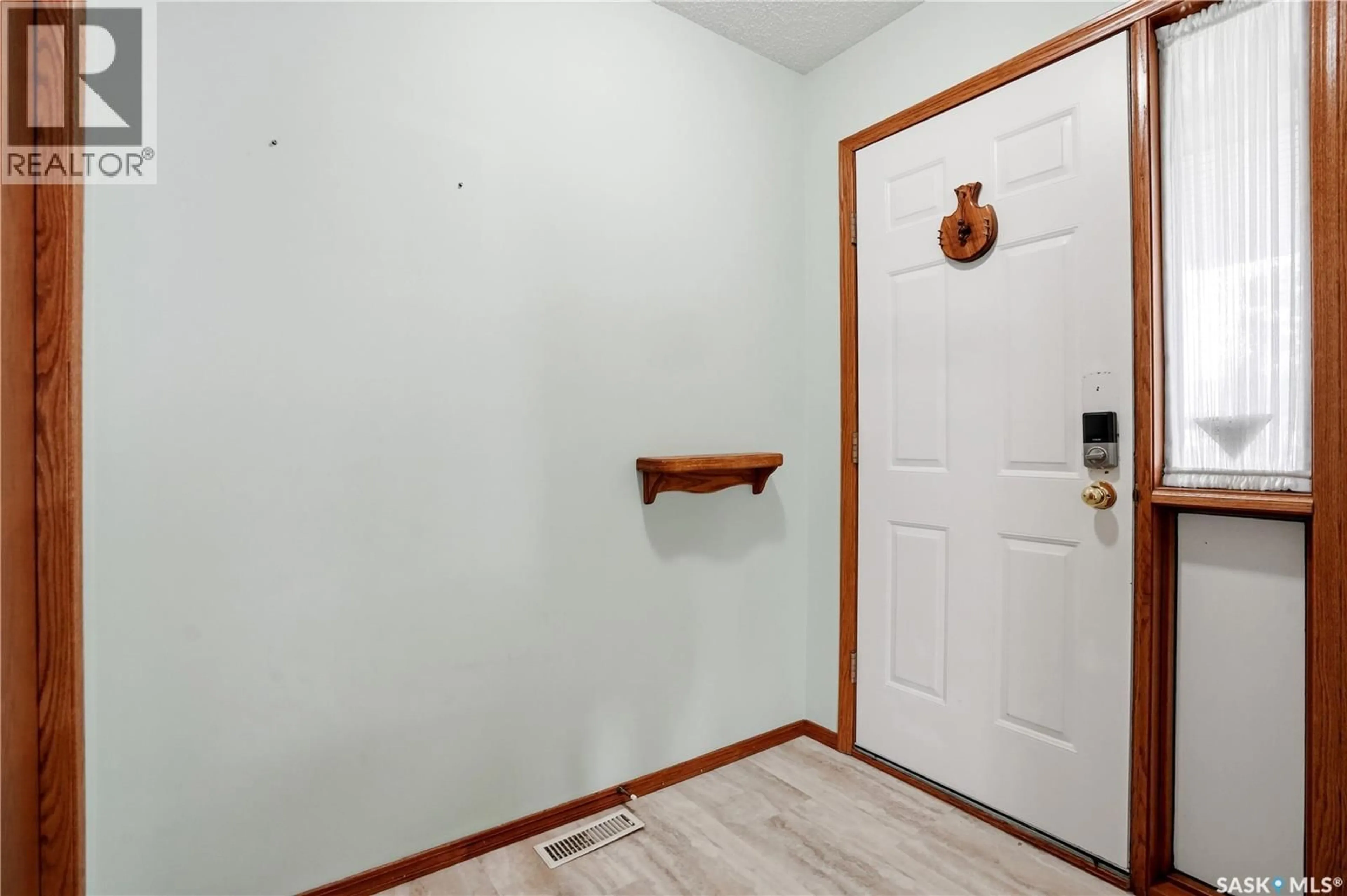 Indoor entryway for 3344 WOODHAMS DRIVE, Regina Saskatchewan S4V2R1