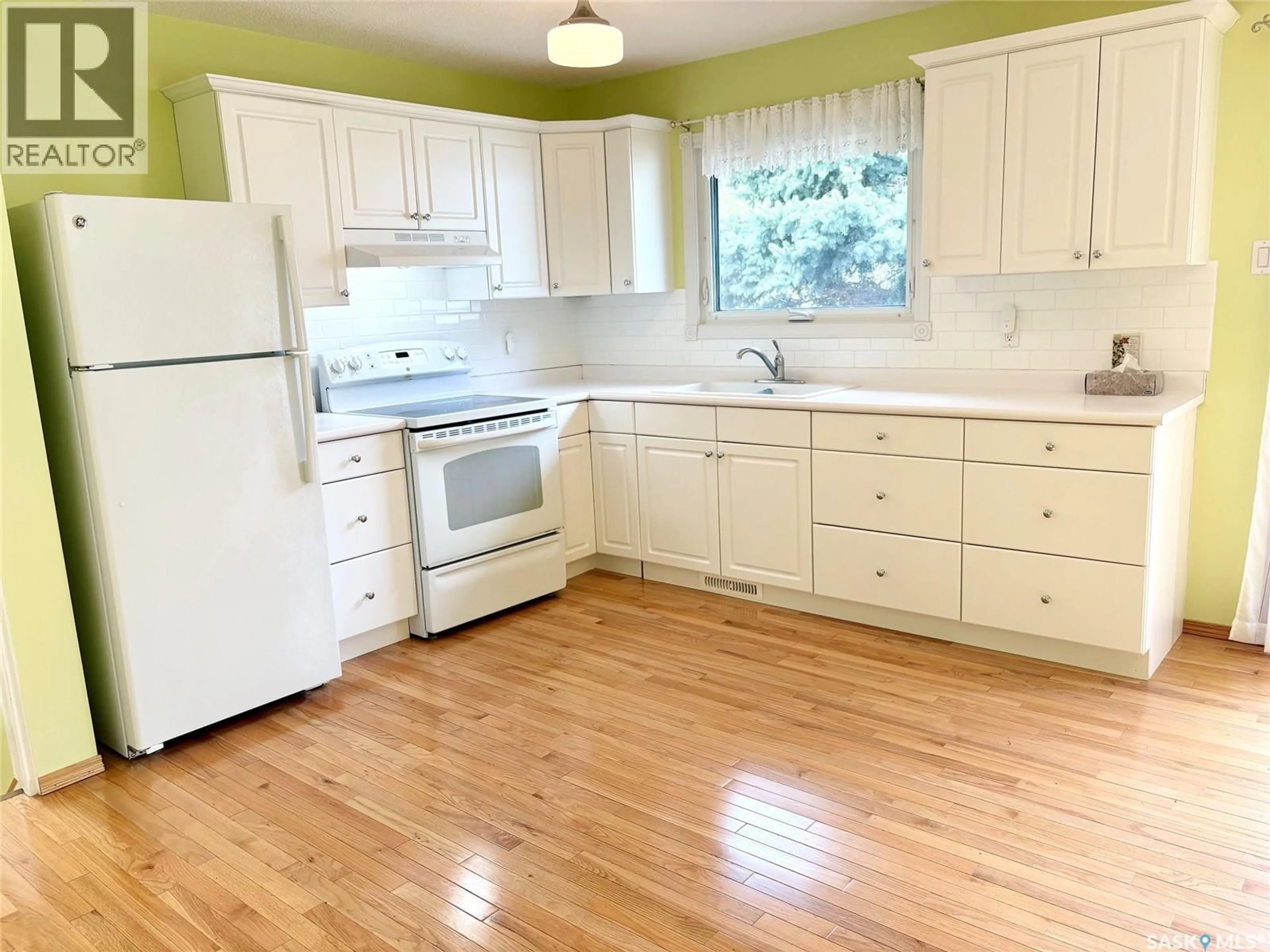Standard kitchen, wood/laminate floor for 70 CLAREWOOD CRESCENT, Yorkton Saskatchewan S3N2V2