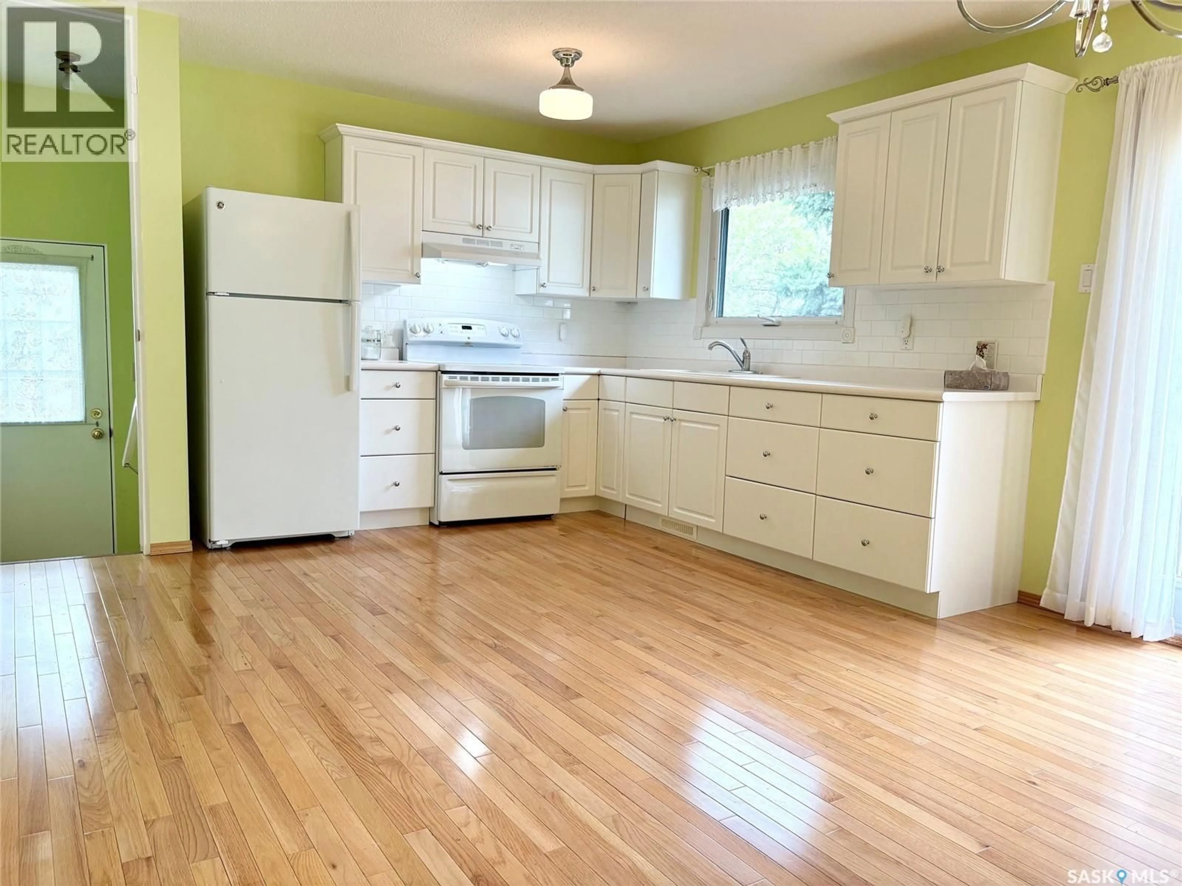 Standard kitchen, wood/laminate floor for 70 CLAREWOOD CRESCENT, Yorkton Saskatchewan S3N2V2