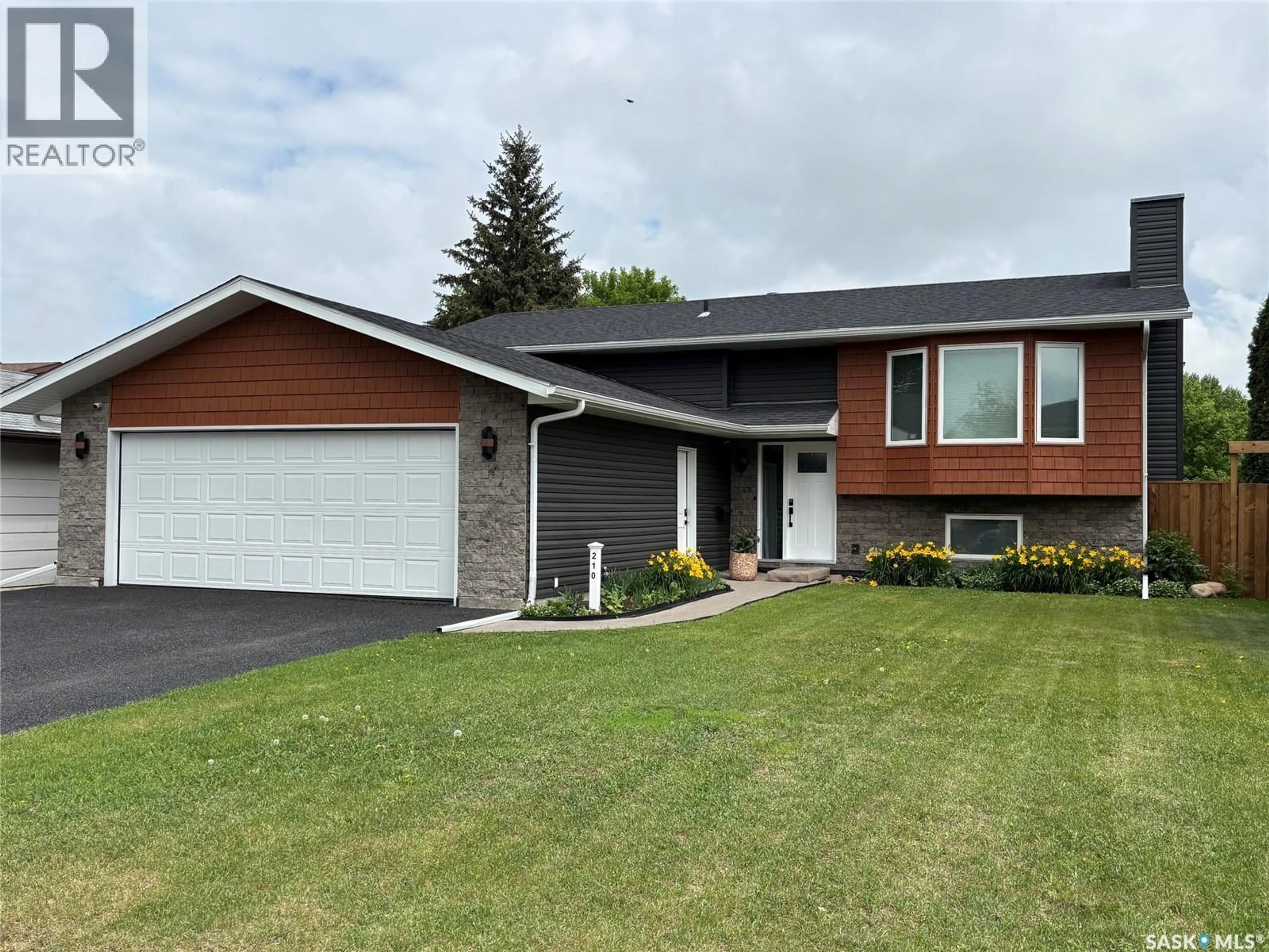 Home with vinyl exterior material, street for 210 THAIN WAY, Saskatoon Saskatchewan S7K6T2