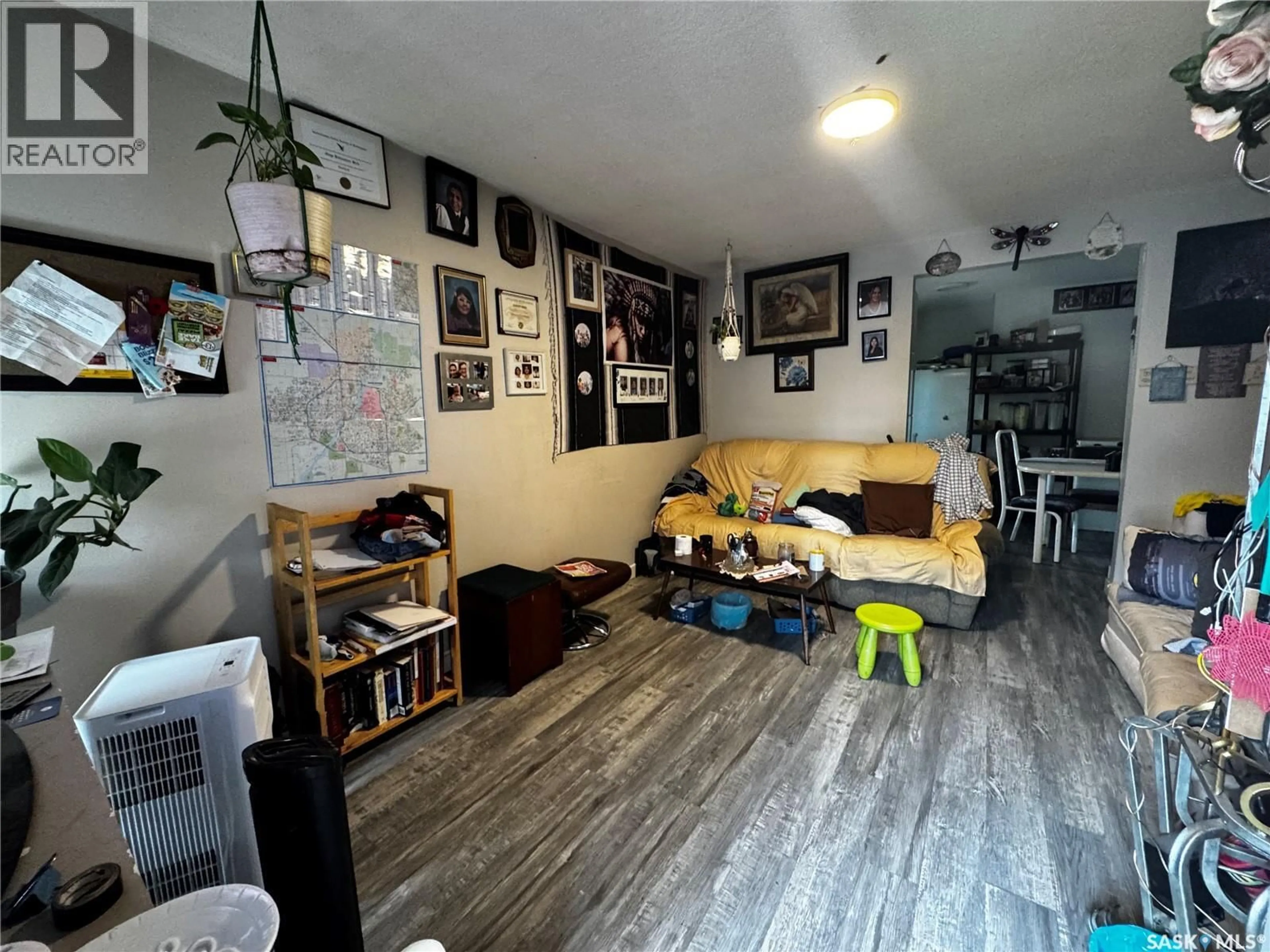 A pic of a room for 807 WELDON AVENUE, Saskatoon Saskatchewan S7M2V3
