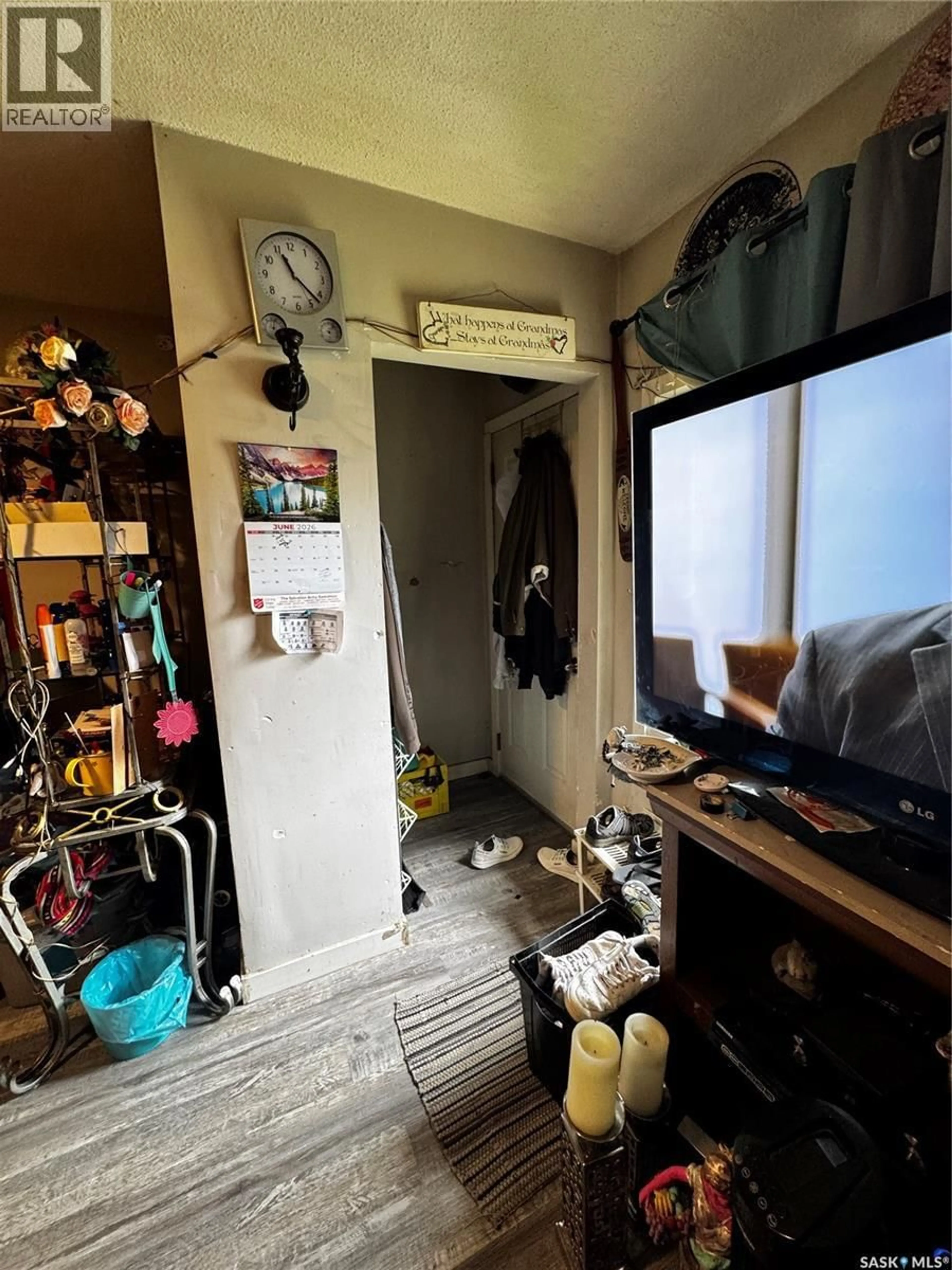 A pic of a room for 807 WELDON AVENUE, Saskatoon Saskatchewan S7M2V3