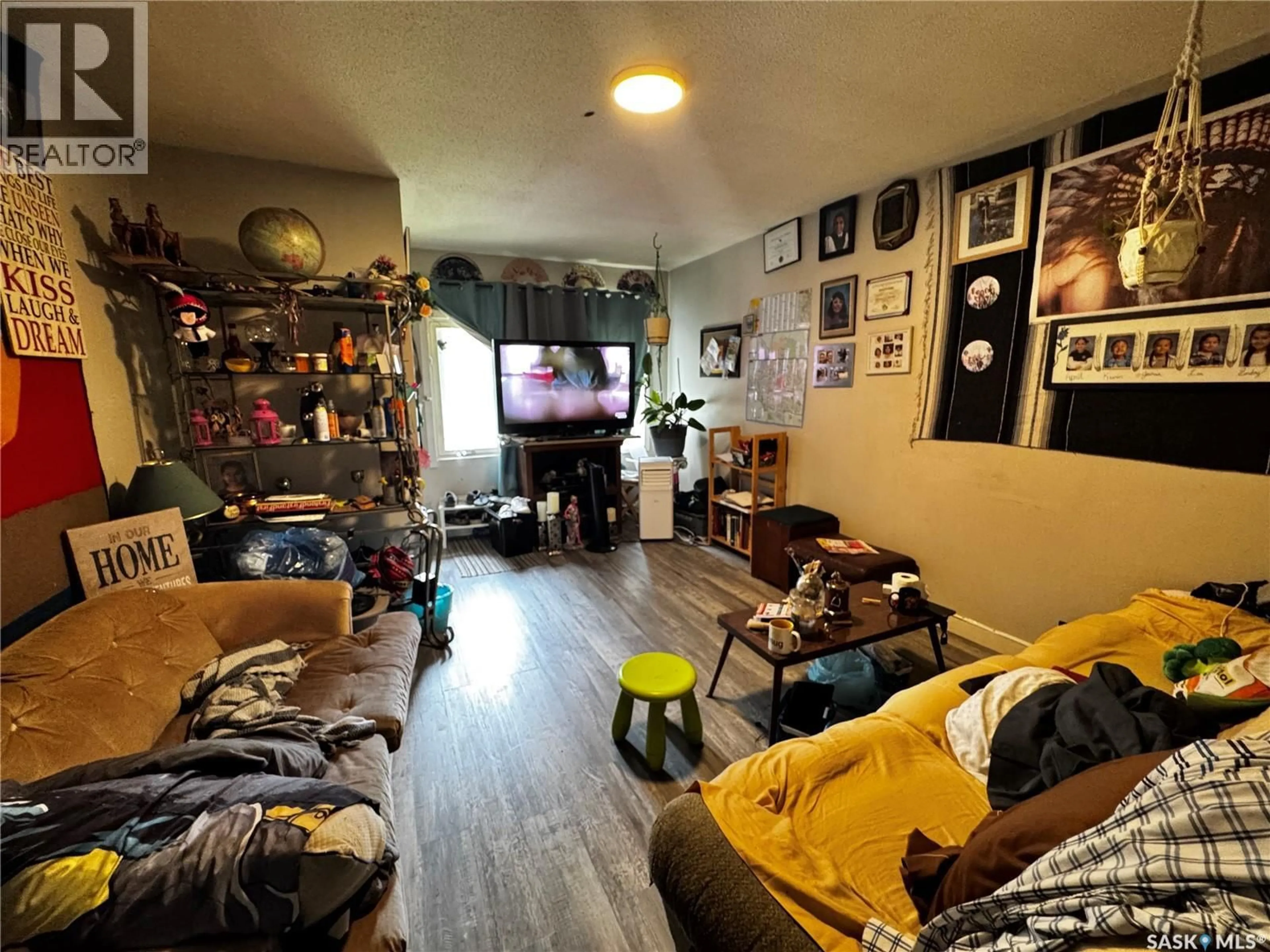 A pic of a room for 807 WELDON AVENUE, Saskatoon Saskatchewan S7M2V3