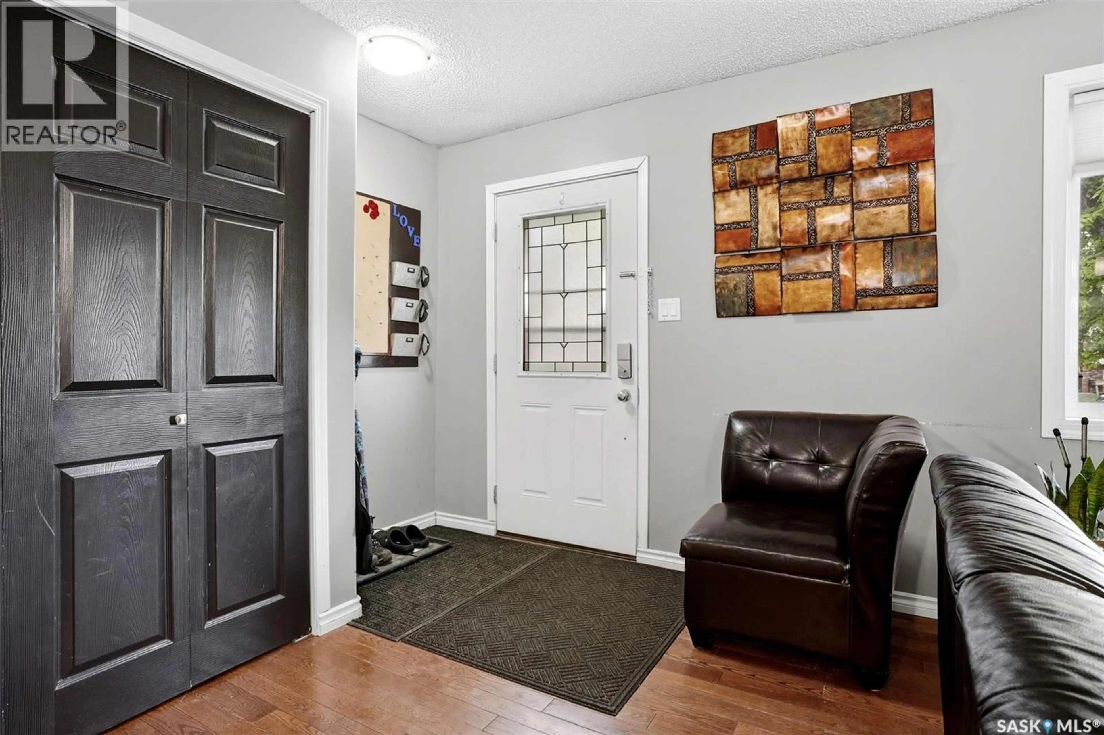 Indoor entryway for 14 WHEELER CRESCENT, Regina Saskatchewan S4R6H5