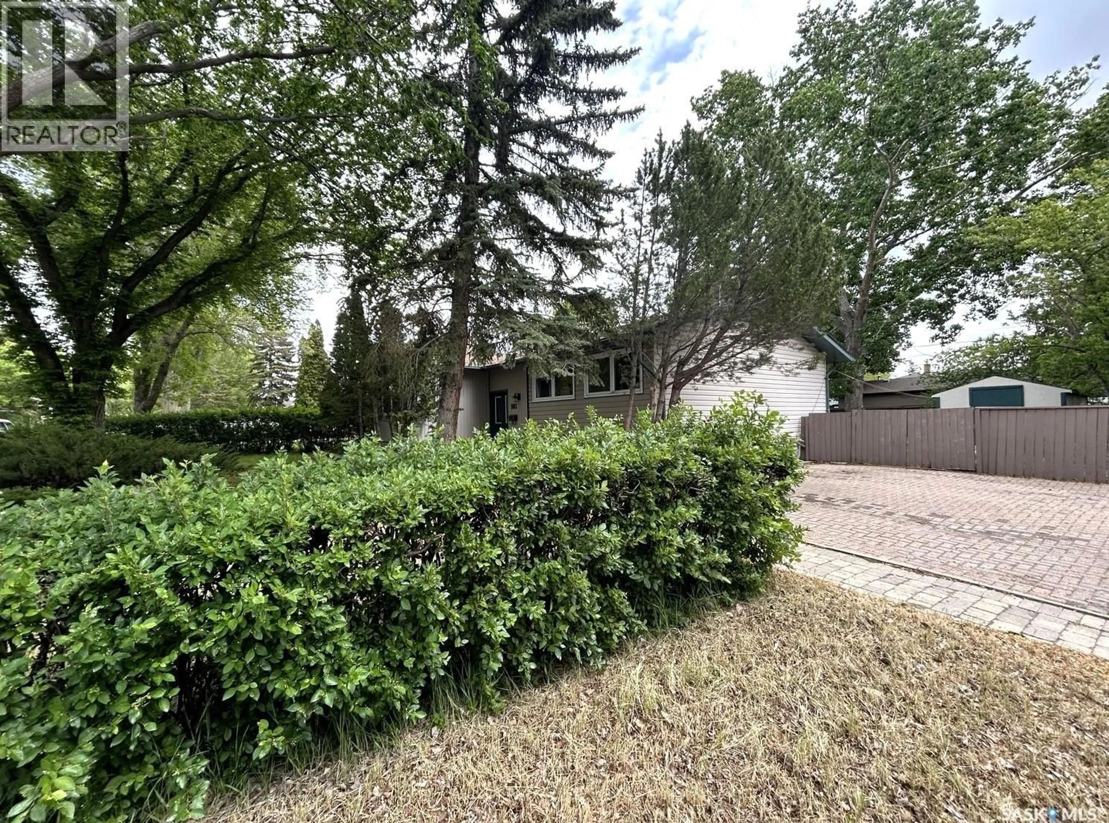 A pic from outside/outdoor area/front of a property/back of a property/a pic from drone, street for 901 SHANNON ROAD, Regina Saskatchewan S4S5K3