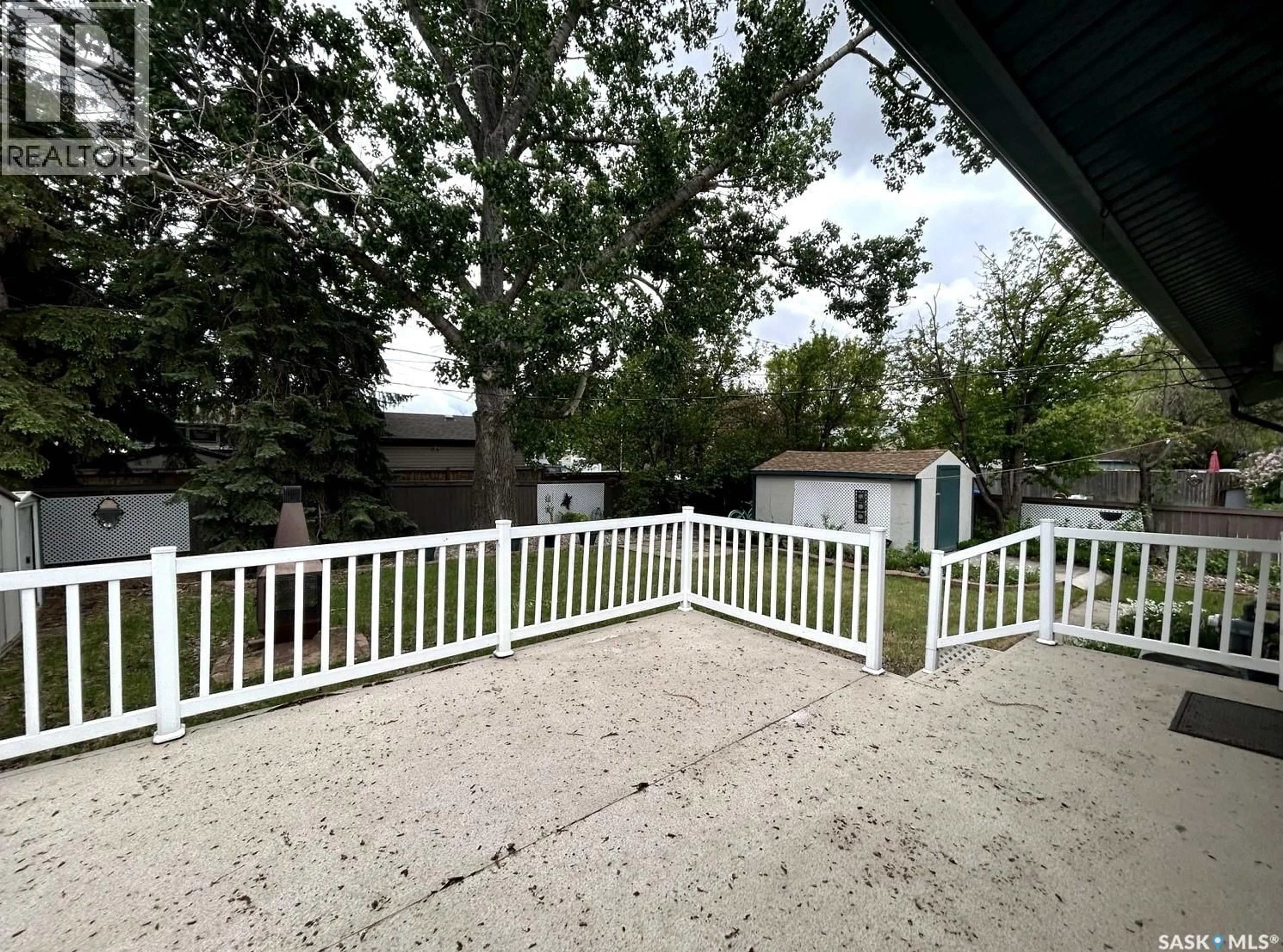 Patio, street for 901 SHANNON ROAD, Regina Saskatchewan S4S5K3