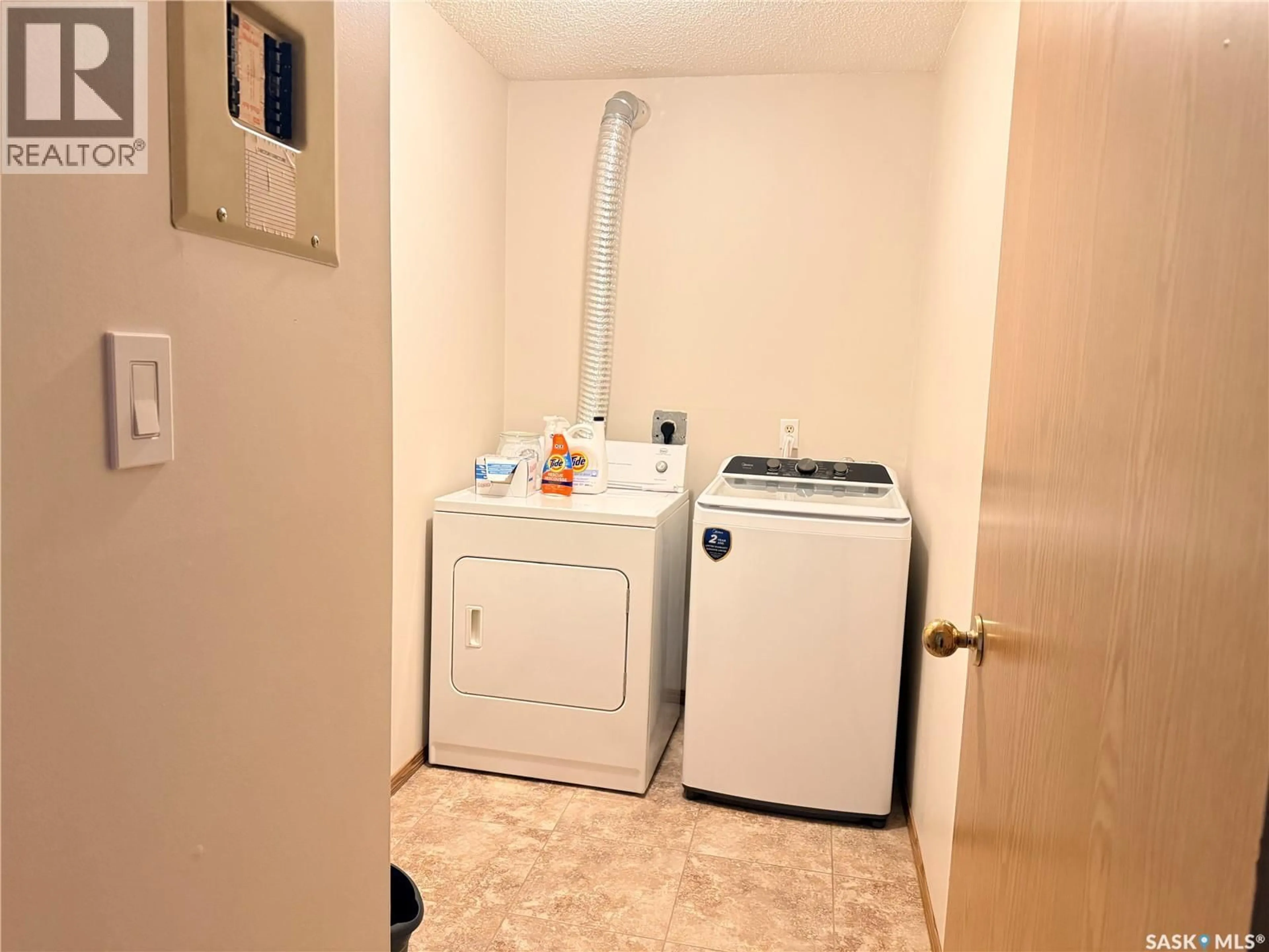 Laundry room for 201 WOOD LILY DRIVE, Moose Jaw Saskatchewan S6J1H1