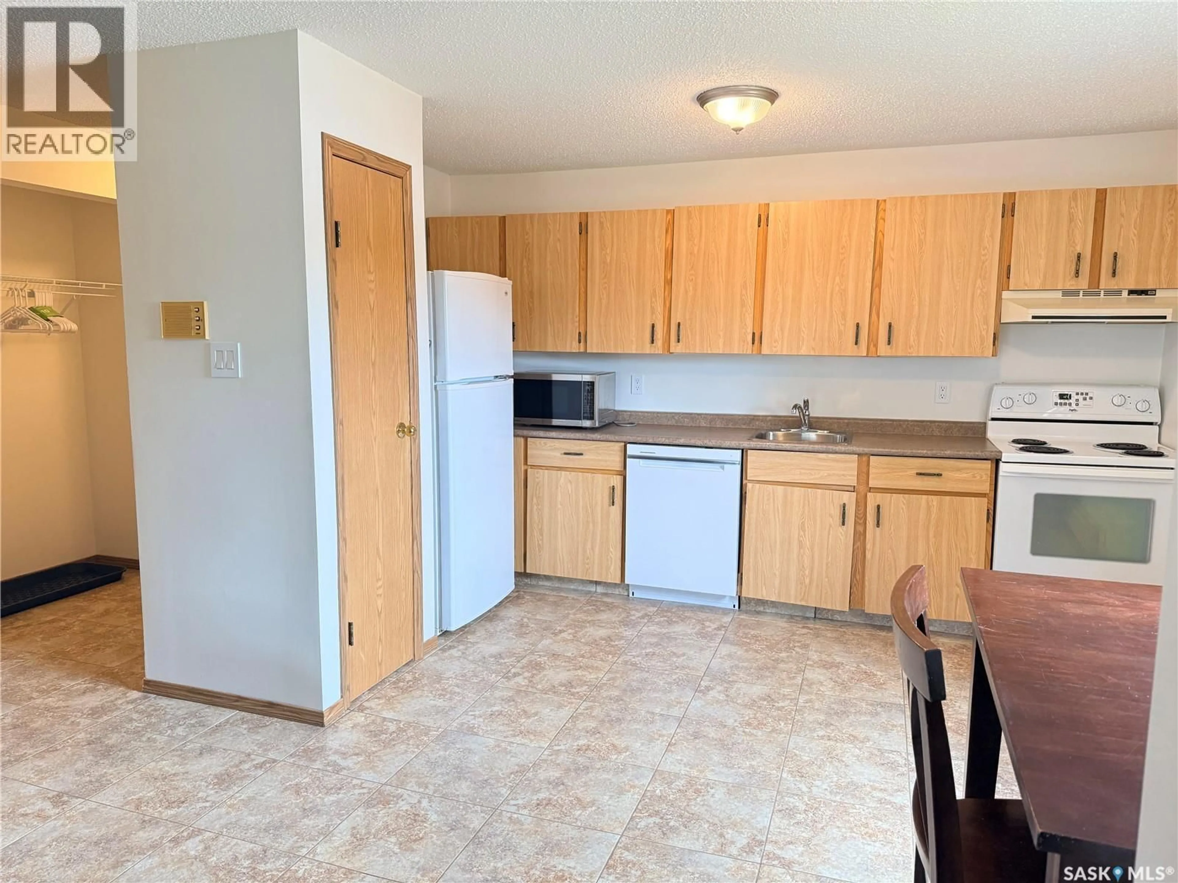 Standard kitchen, unknown for 201 WOOD LILY DRIVE, Moose Jaw Saskatchewan S6J1H1