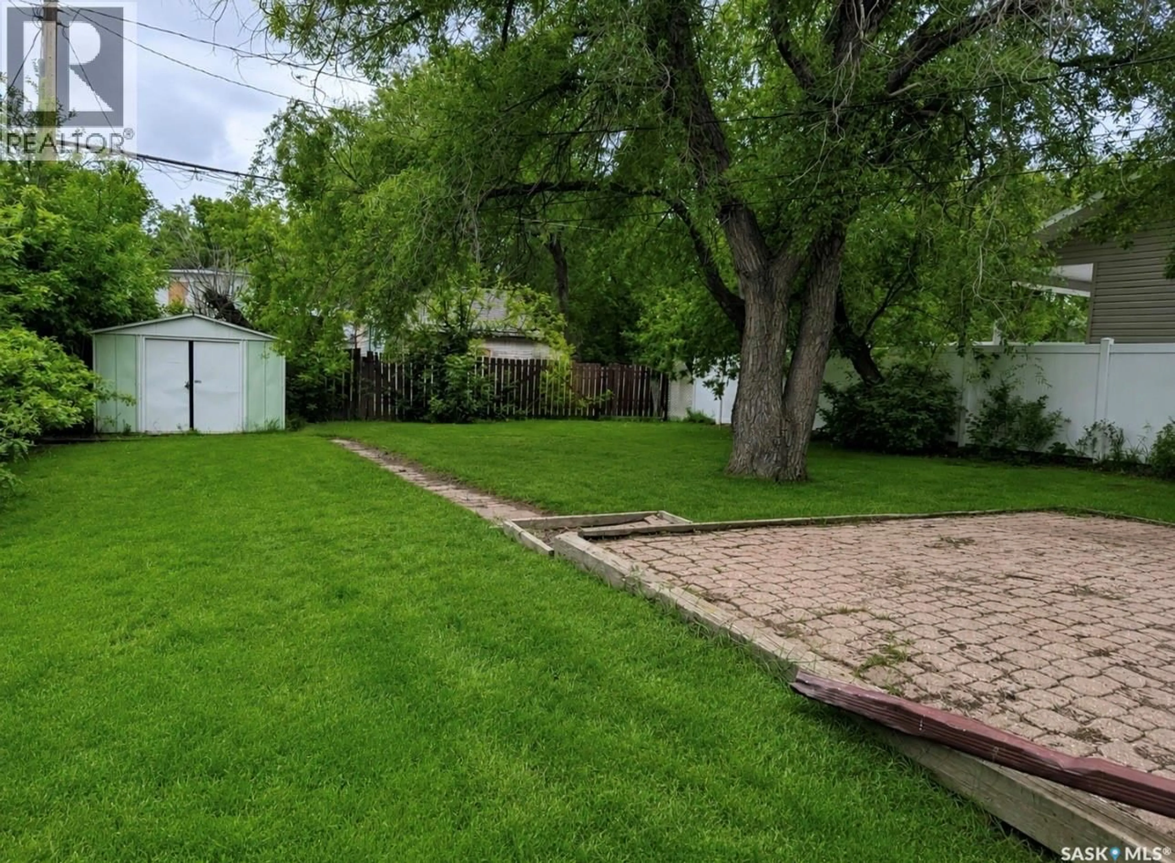 A pic from outside/outdoor area/front of a property/back of a property/a pic from drone, street for 307 5TH AVENUE, Assiniboia Saskatchewan S0H0B0