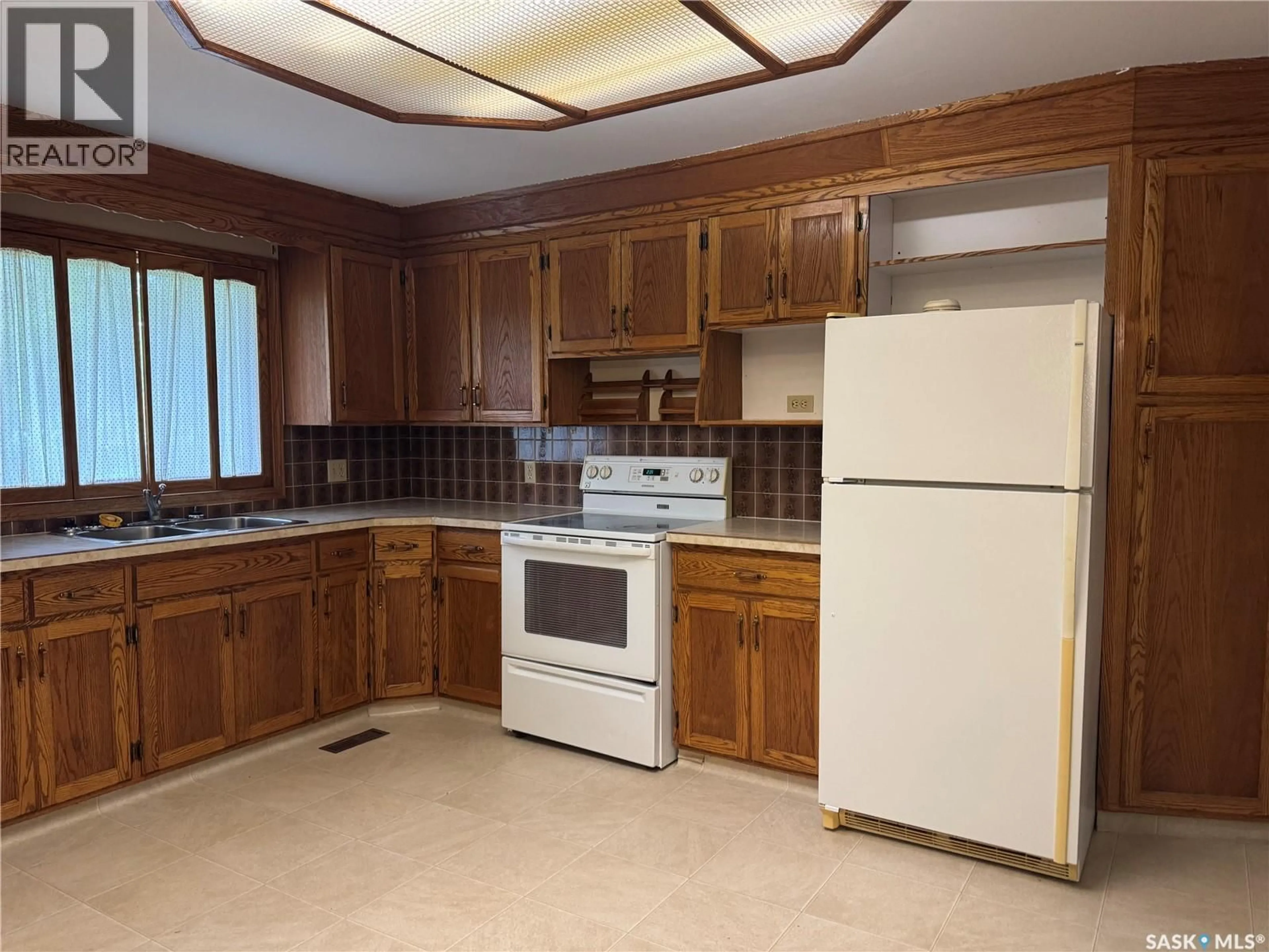 Standard kitchen, unknown for 307 5TH AVENUE, Assiniboia Saskatchewan S0H0B0