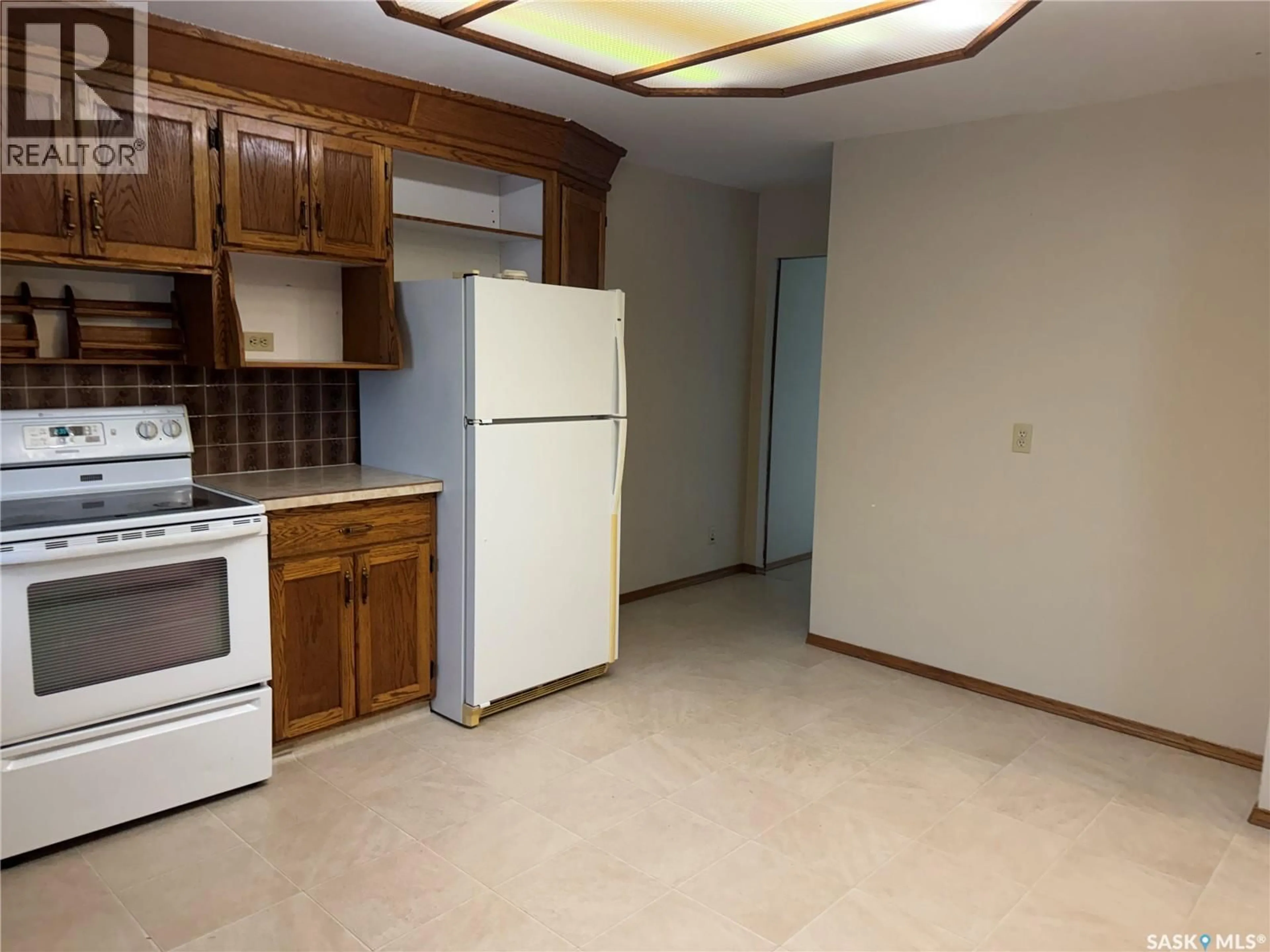 Standard kitchen, ceramic/tile floor for 307 5TH AVENUE, Assiniboia Saskatchewan S0H0B0