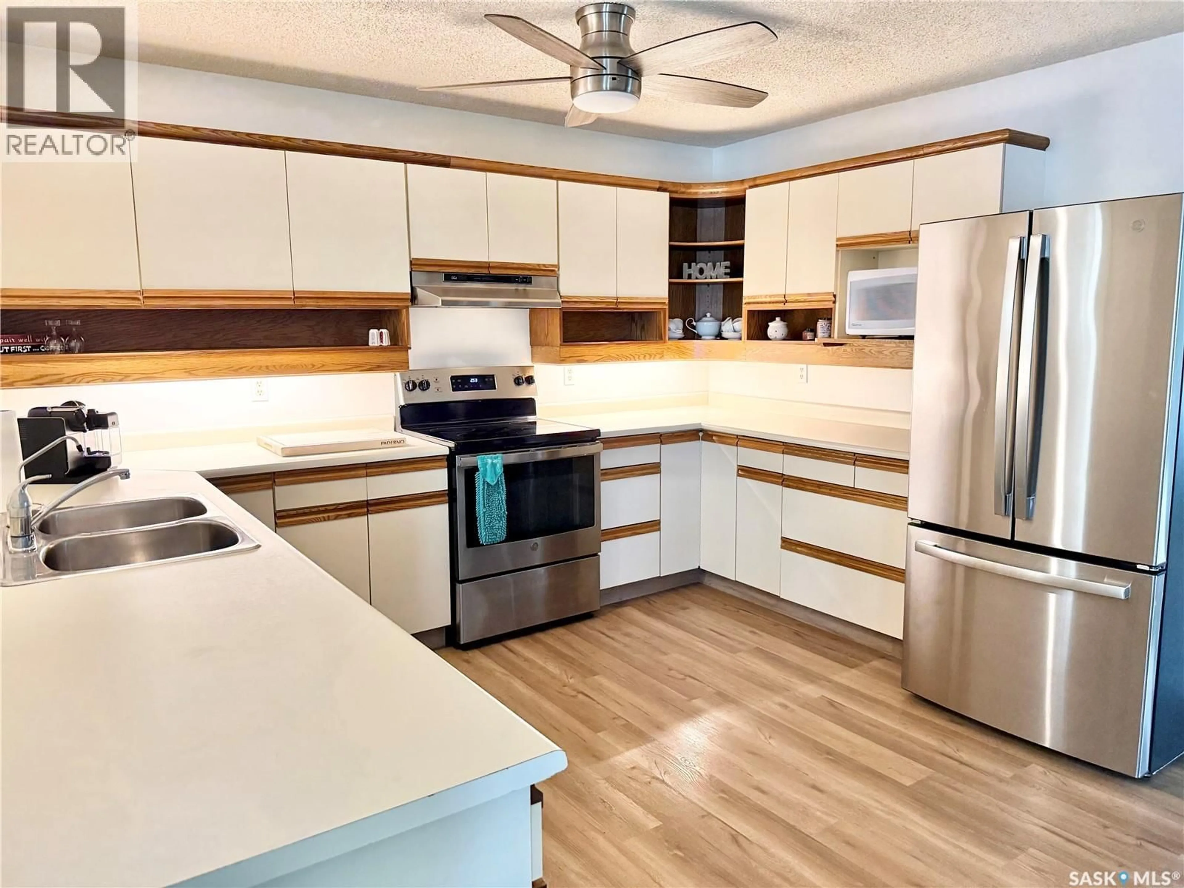 Open concept kitchen, wood/laminate floor for 405 3RD AVENUE, Leask Saskatchewan S0J1M0