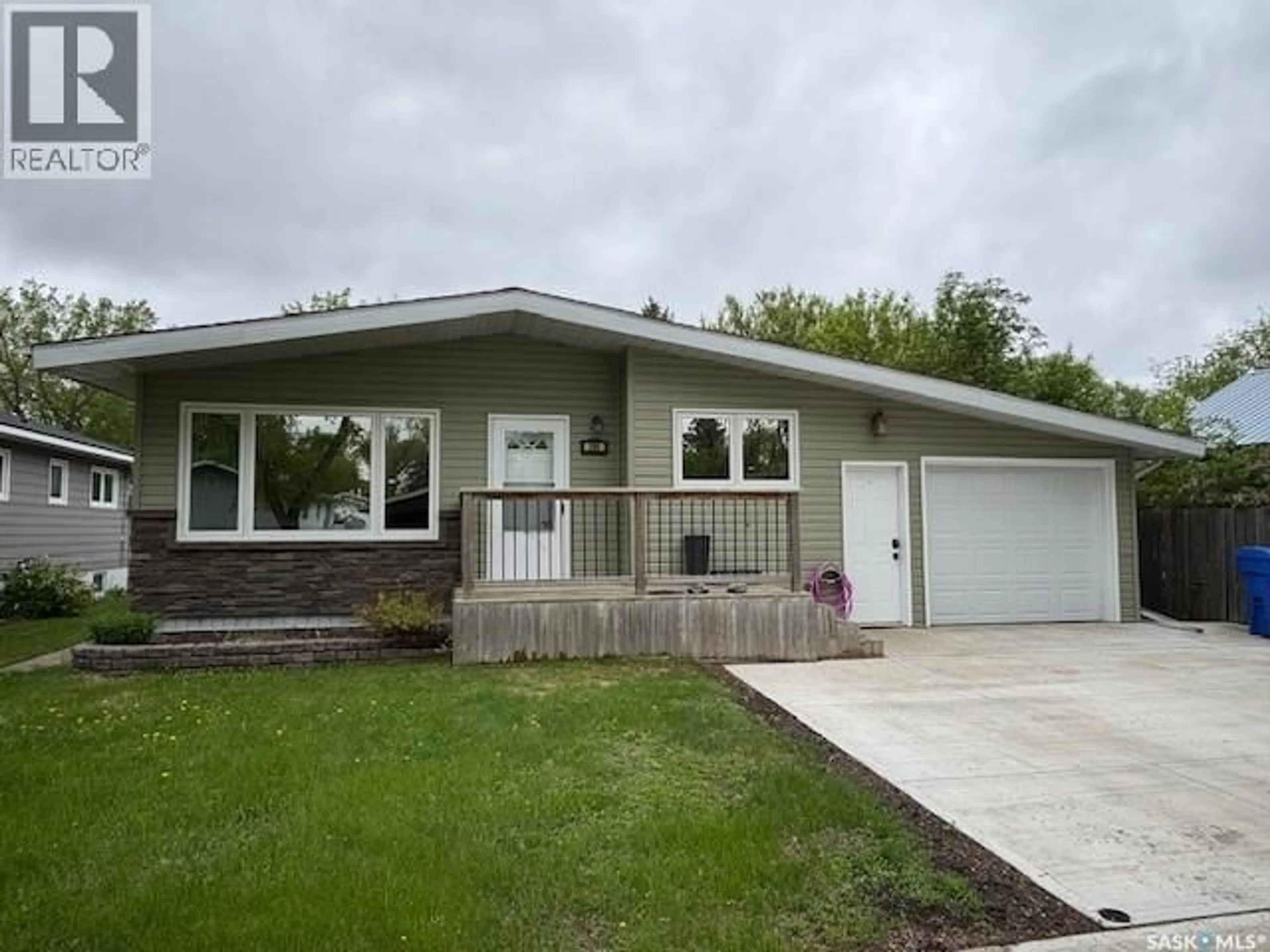 Home with vinyl exterior material, street for 206 3RD AVENUE, Canora Saskatchewan S0A0L0