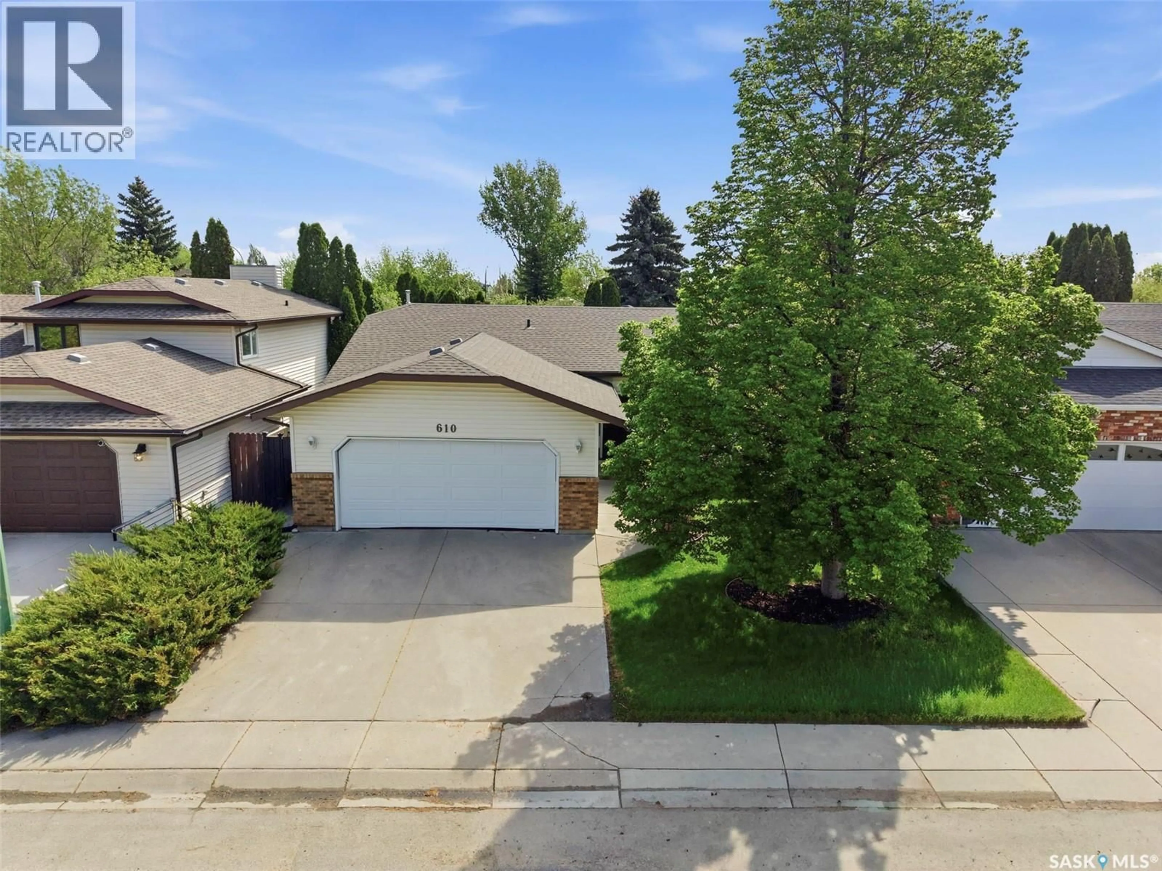 A pic from outside/outdoor area/front of a property/back of a property/a pic from drone, street for 610 BRONSON CRESCENT, Saskatoon Saskatchewan S7J5E5