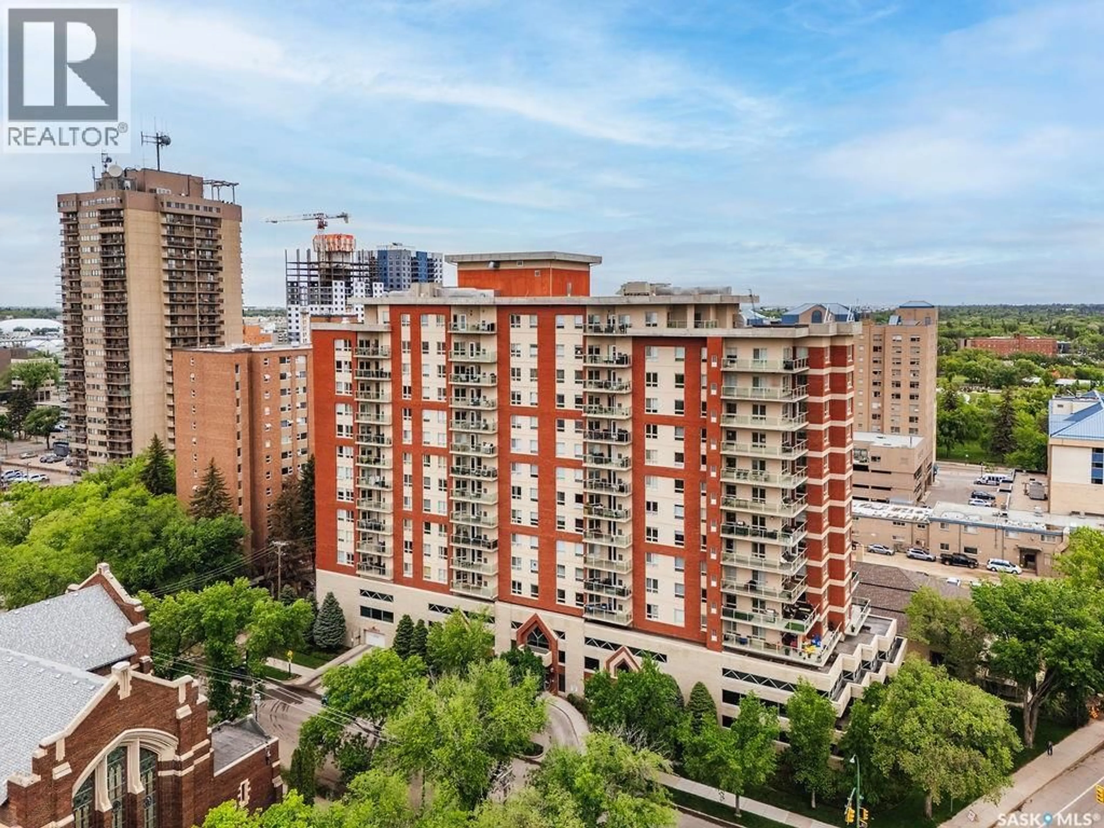 A pic from outside/outdoor area/front of a property/back of a property/a pic from drone, city buildings view from balcony for 902 - 409 SPADINA CRESCENT, Saskatoon Saskatchewan S7K0G8