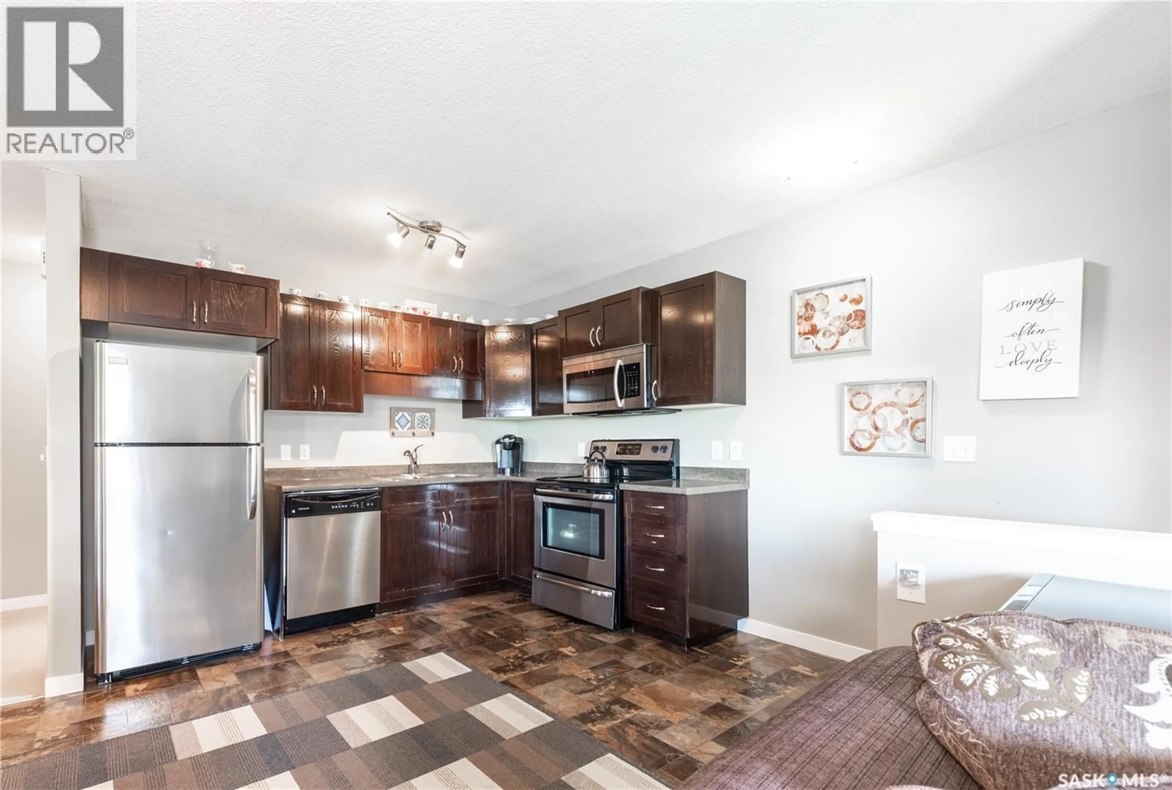 Standard kitchen, ceramic/tile floor for 5039 - 76 JAMES HILL ROAD, Regina Saskatchewan S4W0B9