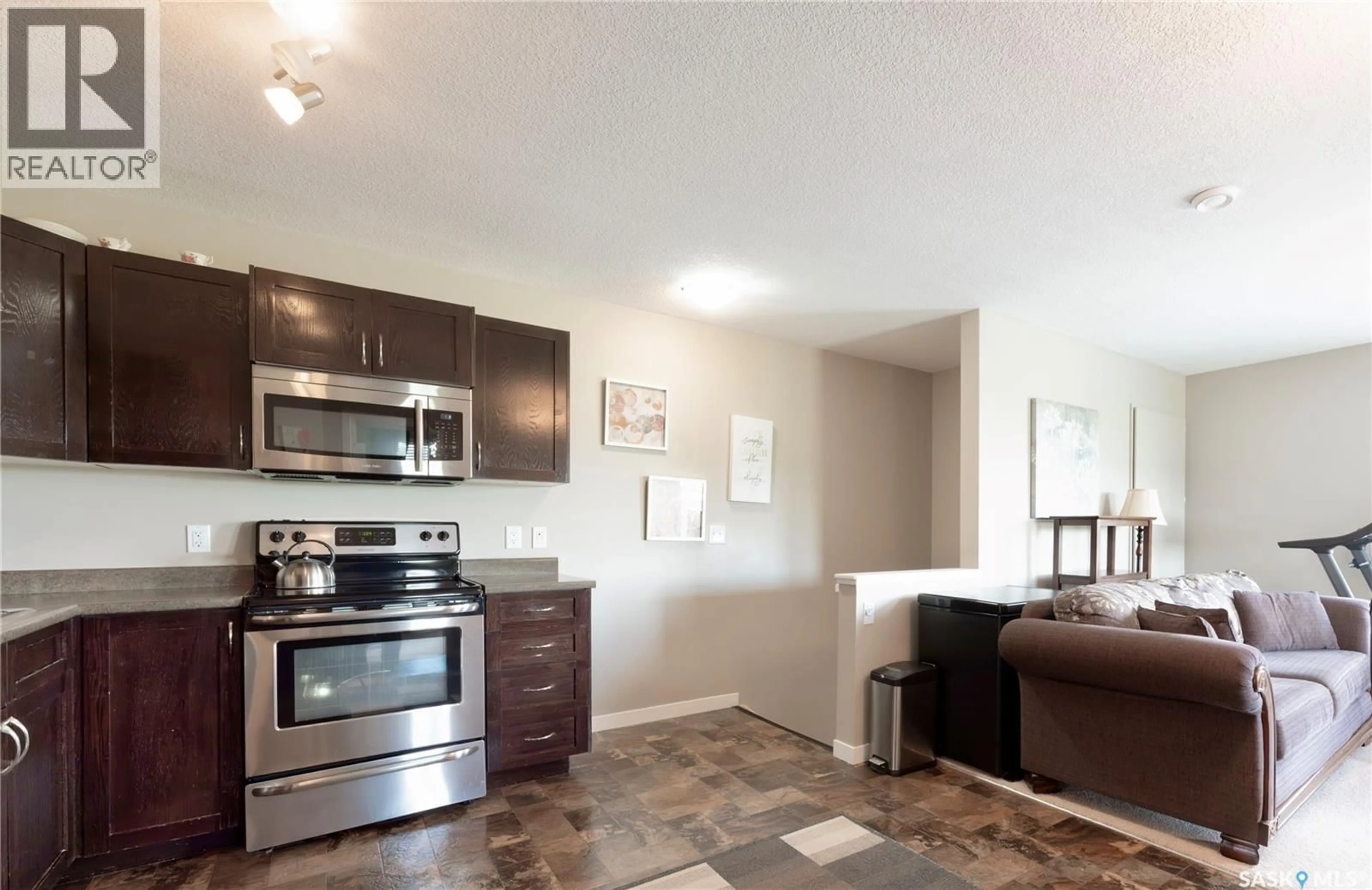 Standard kitchen, ceramic/tile floor for 5039 - 76 JAMES HILL ROAD, Regina Saskatchewan S4W0B9