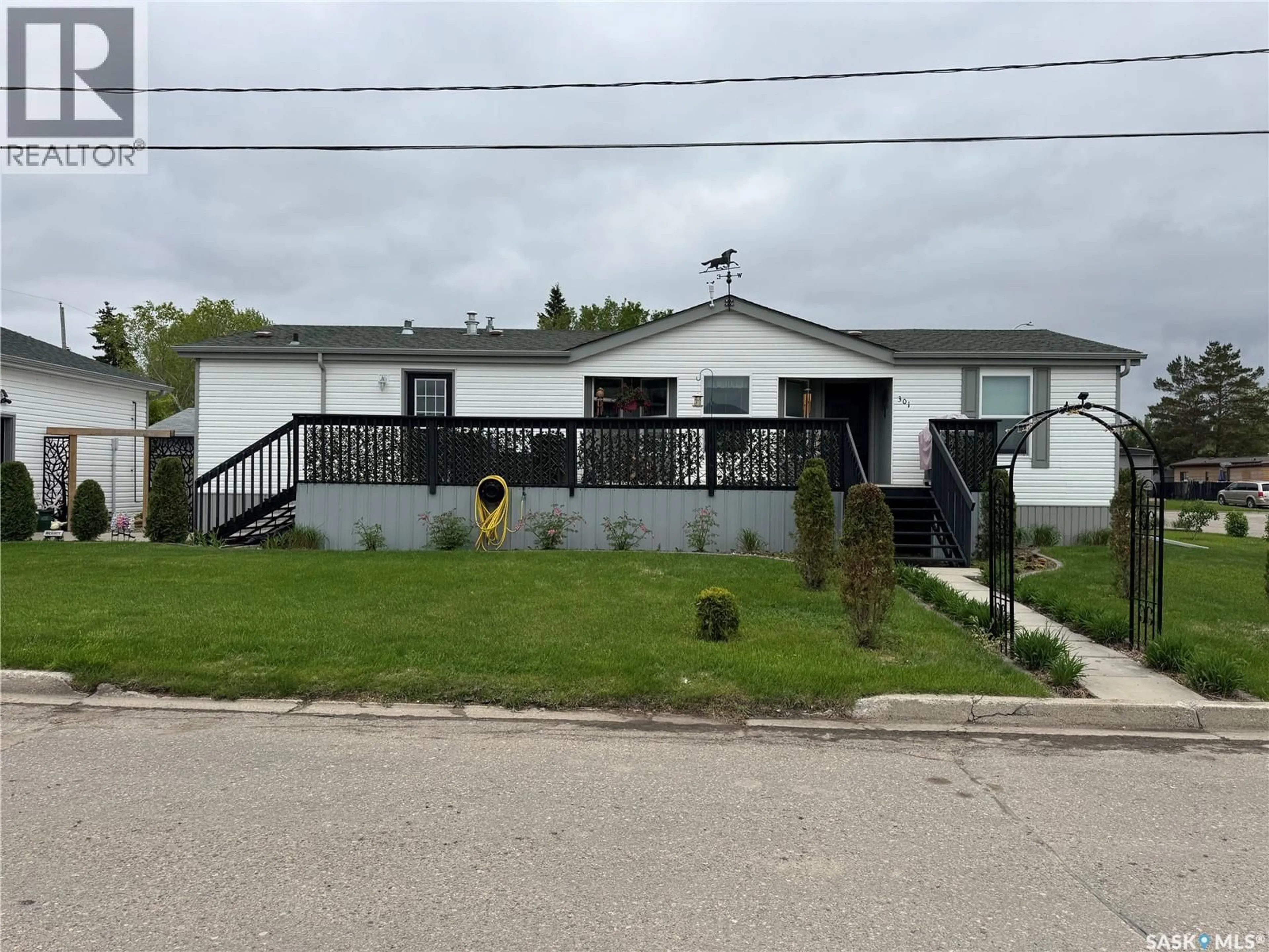 Home with vinyl exterior material, street for 301 TESKY CRESCENT, Wynyard Saskatchewan S0A4T0