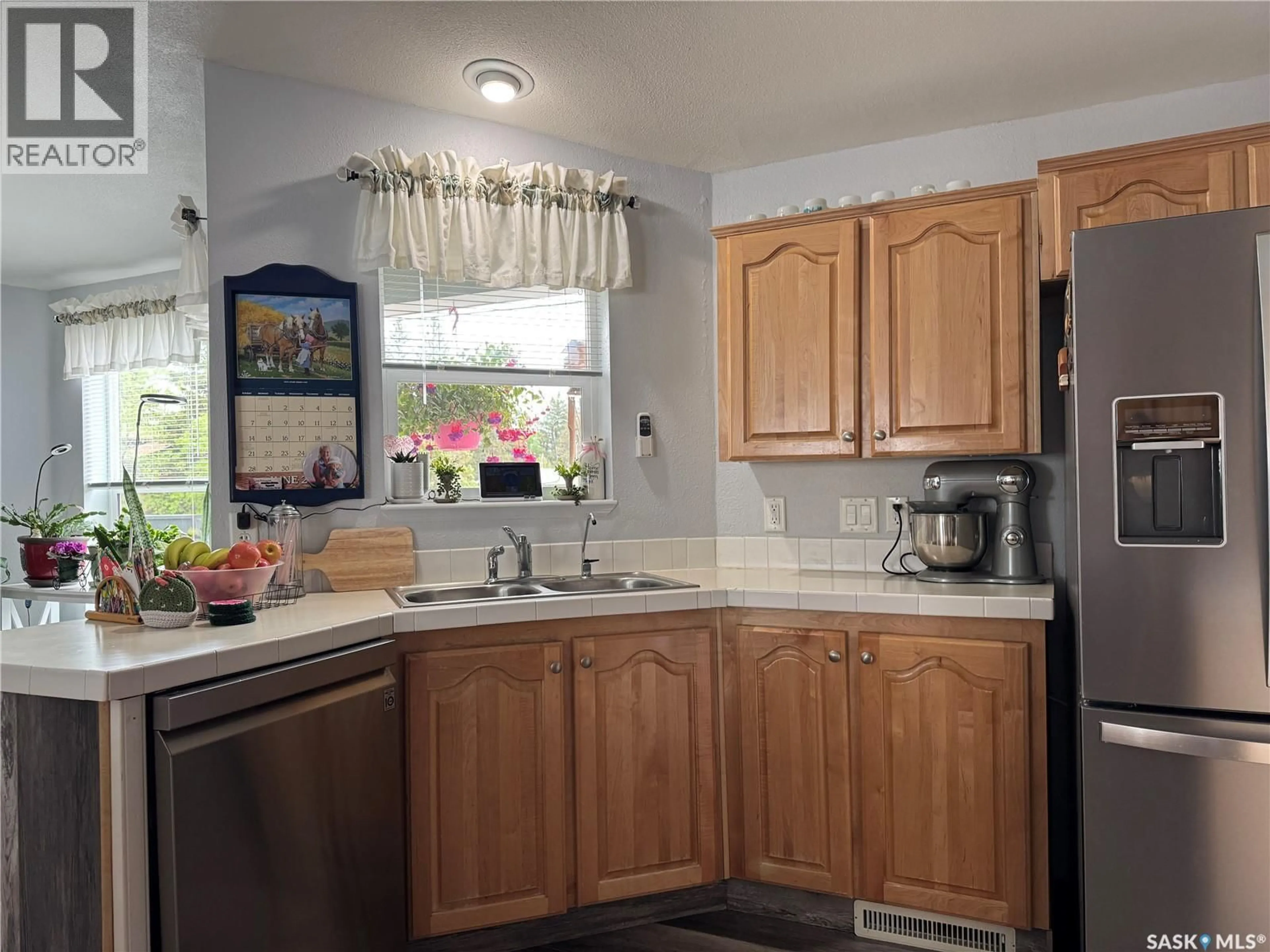 Standard kitchen, unknown for 301 TESKY CRESCENT, Wynyard Saskatchewan S0A4T0