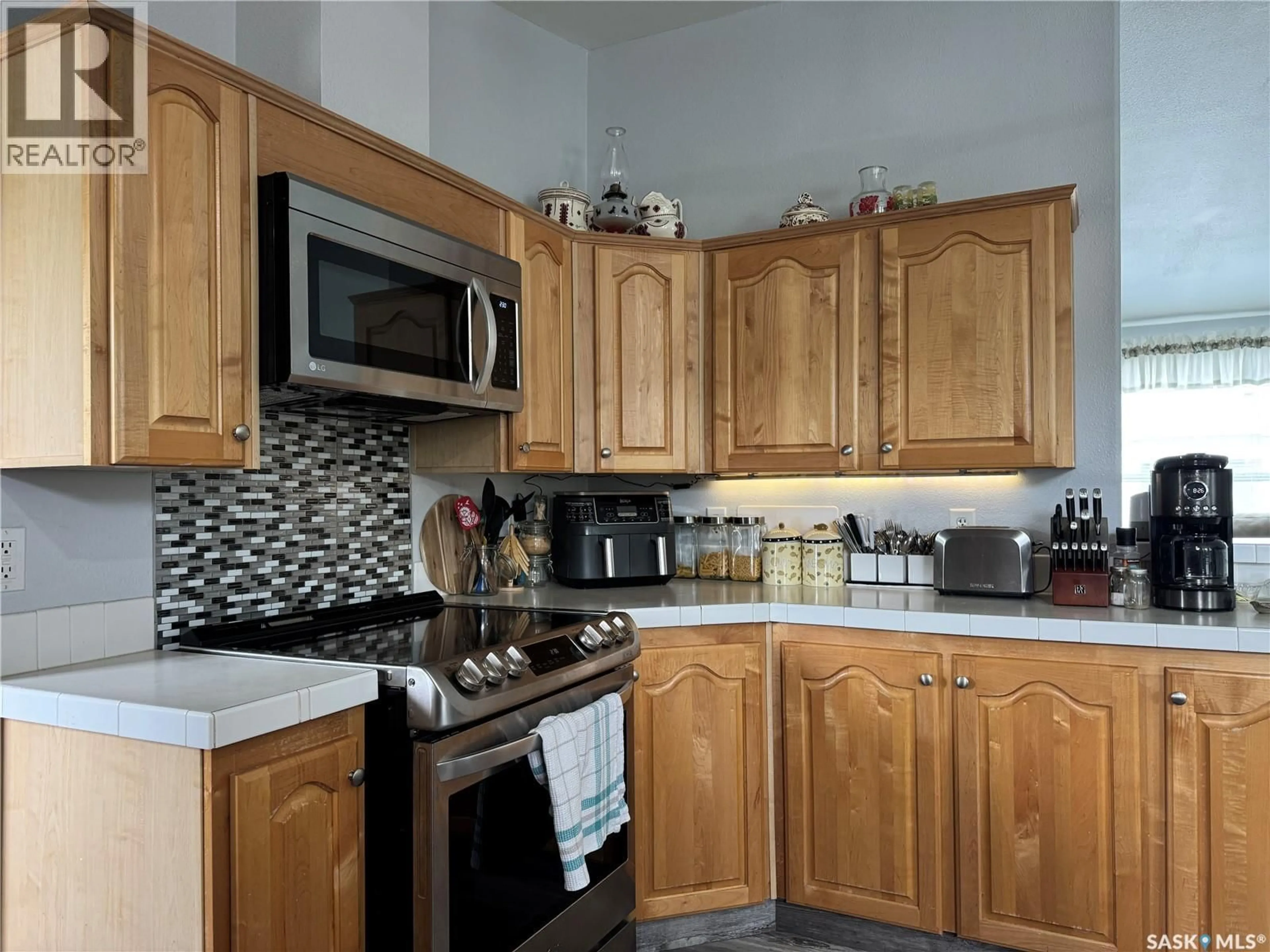 Standard kitchen, unknown for 301 TESKY CRESCENT, Wynyard Saskatchewan S0A4T0