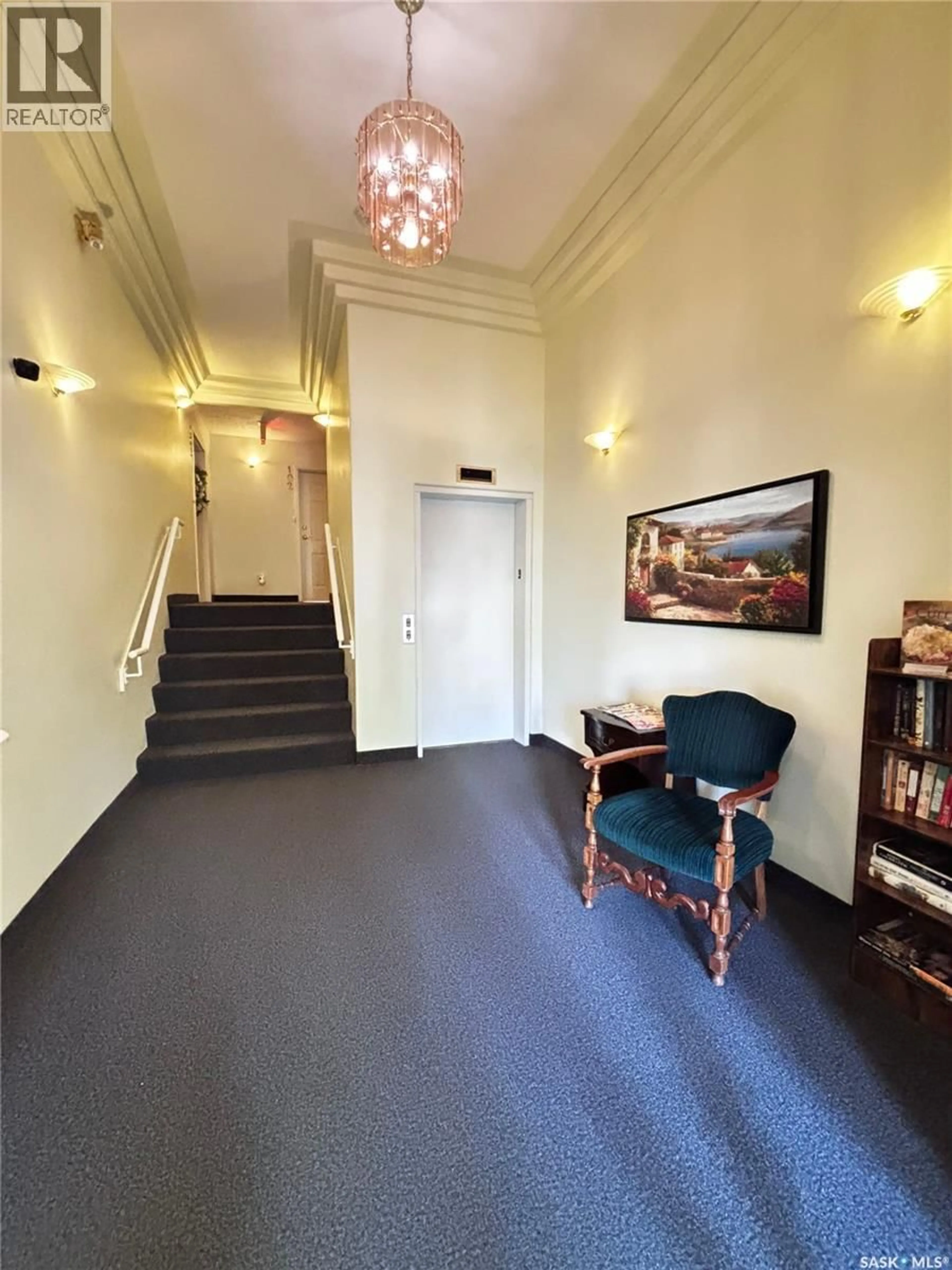 Indoor foyer for 102 - 1202 1ST AVENUE, Moose Jaw Saskatchewan S6H3N6