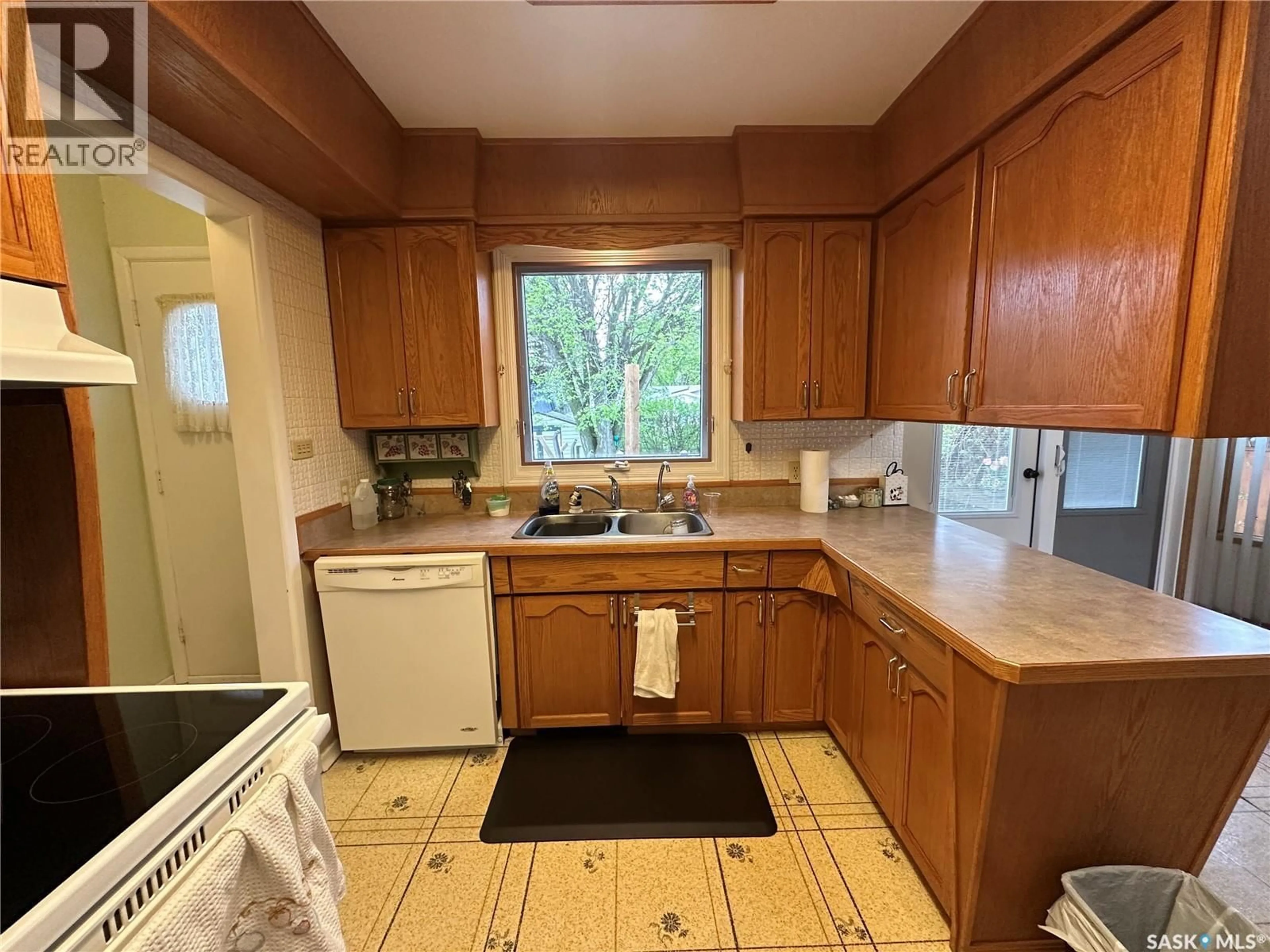 Standard kitchen, unknown for 168 SHEVCHENKO CRESCENT, Canora Saskatchewan S0A0L0
