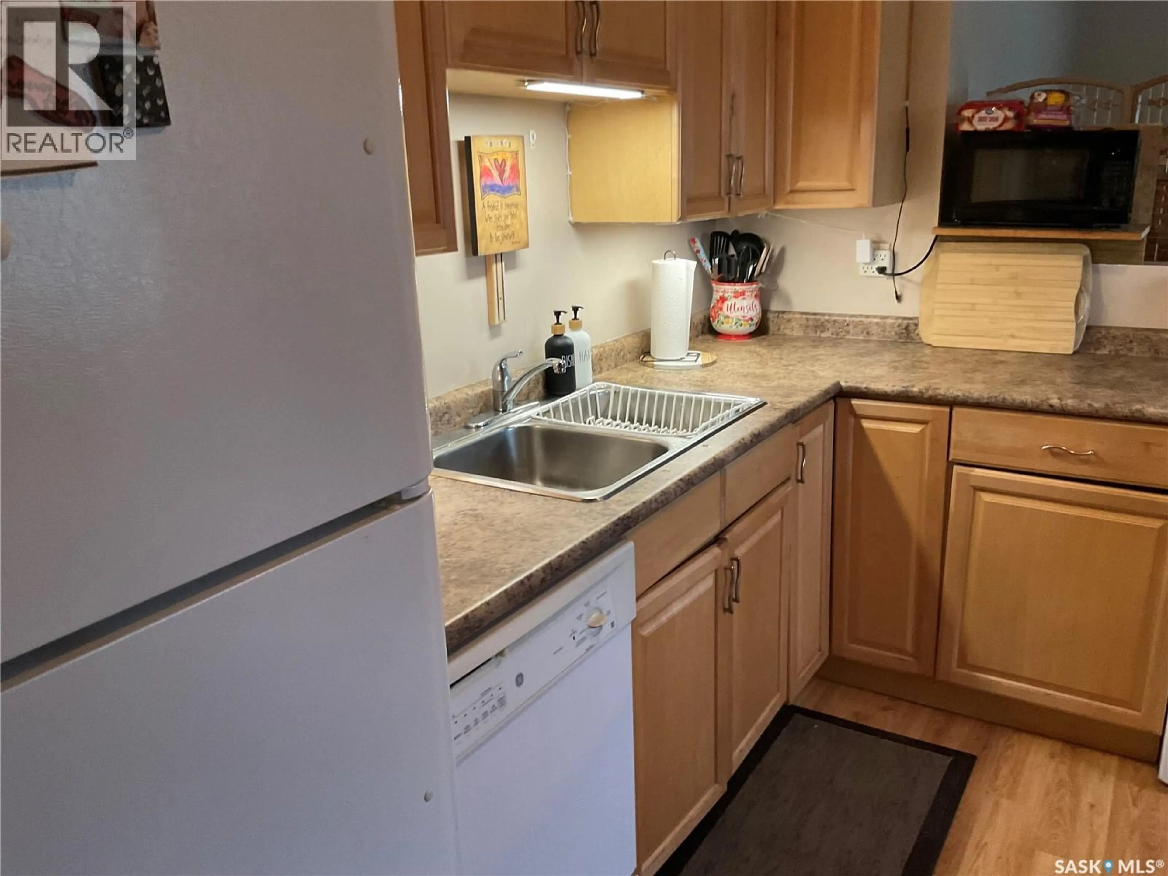 Standard kitchen, unknown for 302 DUNLOP STREET, Saskatoon Saskatchewan S7N2P7
