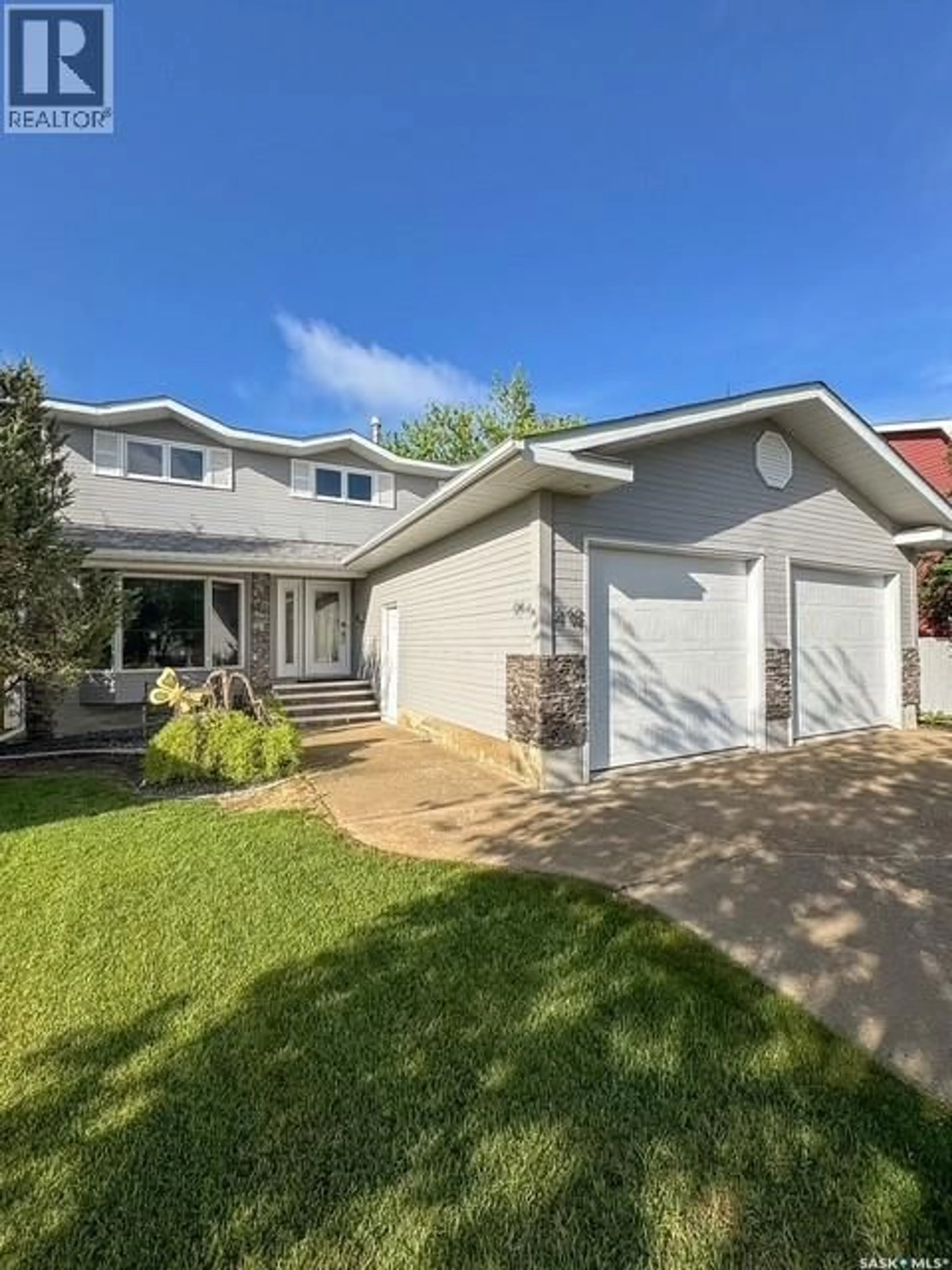 Home with vinyl exterior material, street for 418 CURRY CRESCENT, Swift Current Saskatchewan S9H4X4