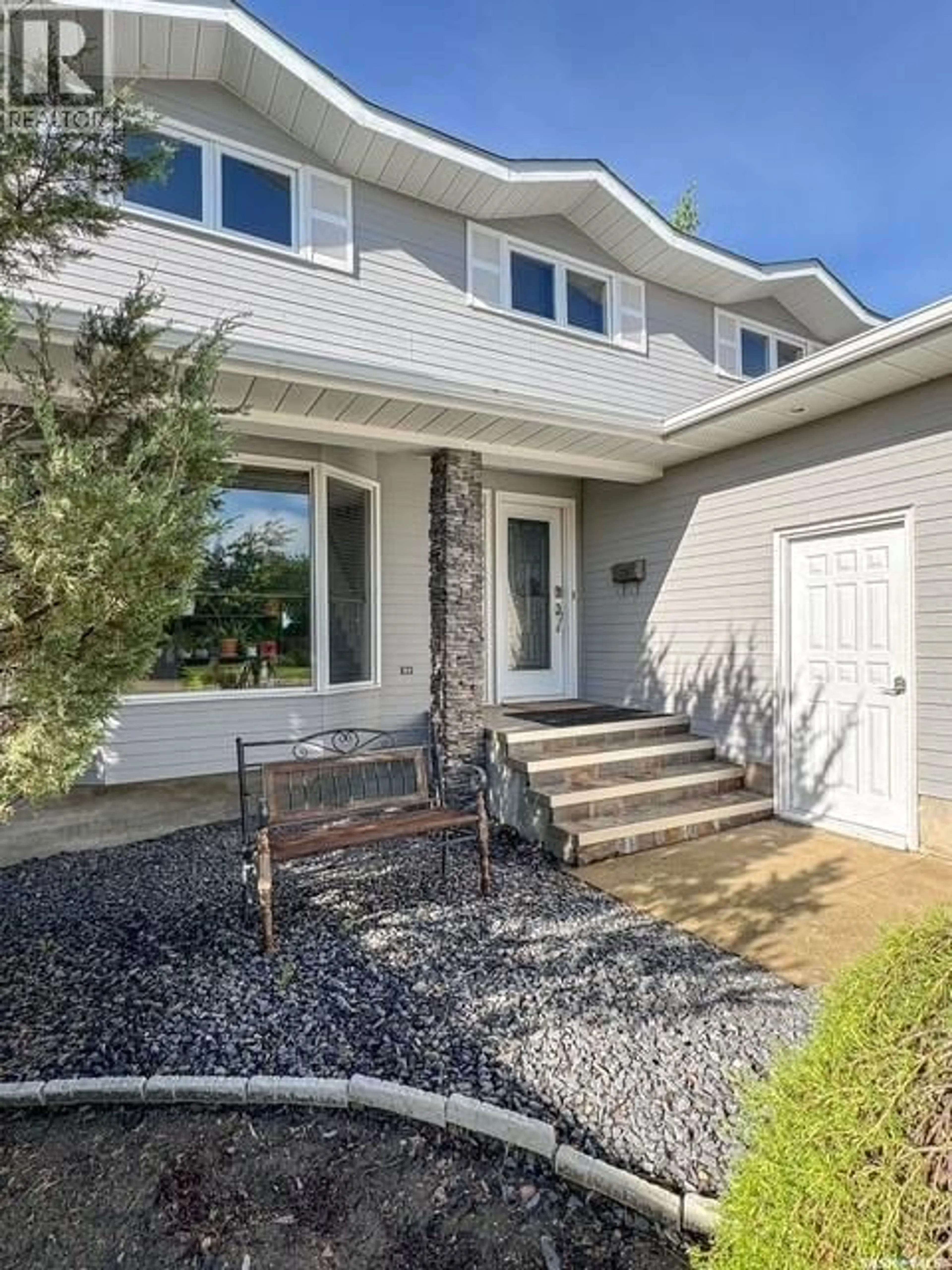 Home with vinyl exterior material, street for 418 CURRY CRESCENT, Swift Current Saskatchewan S9H4X4