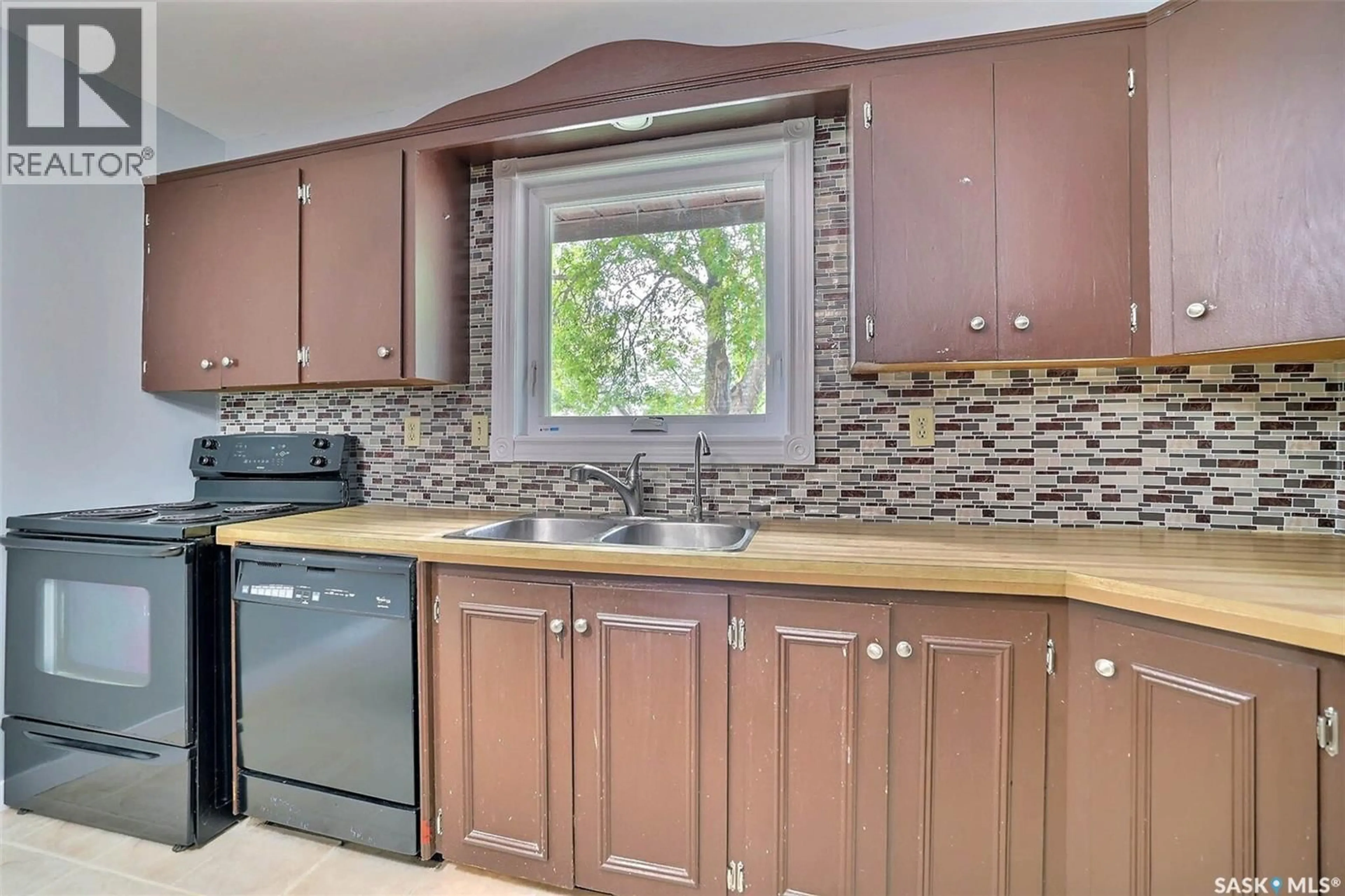 Standard kitchen, ceramic/tile floor for 6402 DALGLIESH DRIVE, Regina Saskatchewan S4X2R2
