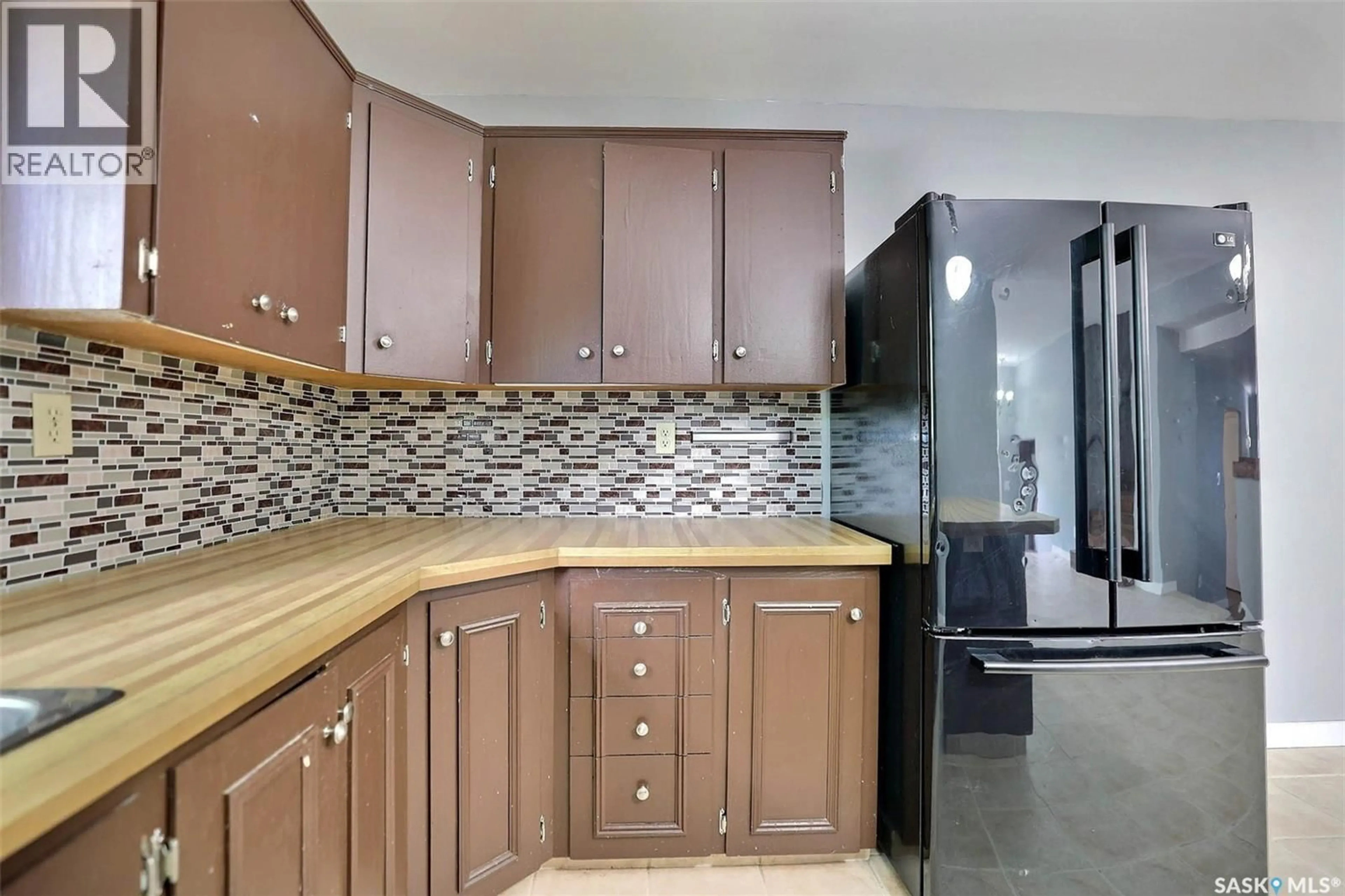 Standard kitchen, ceramic/tile floor for 6402 DALGLIESH DRIVE, Regina Saskatchewan S4X2R2