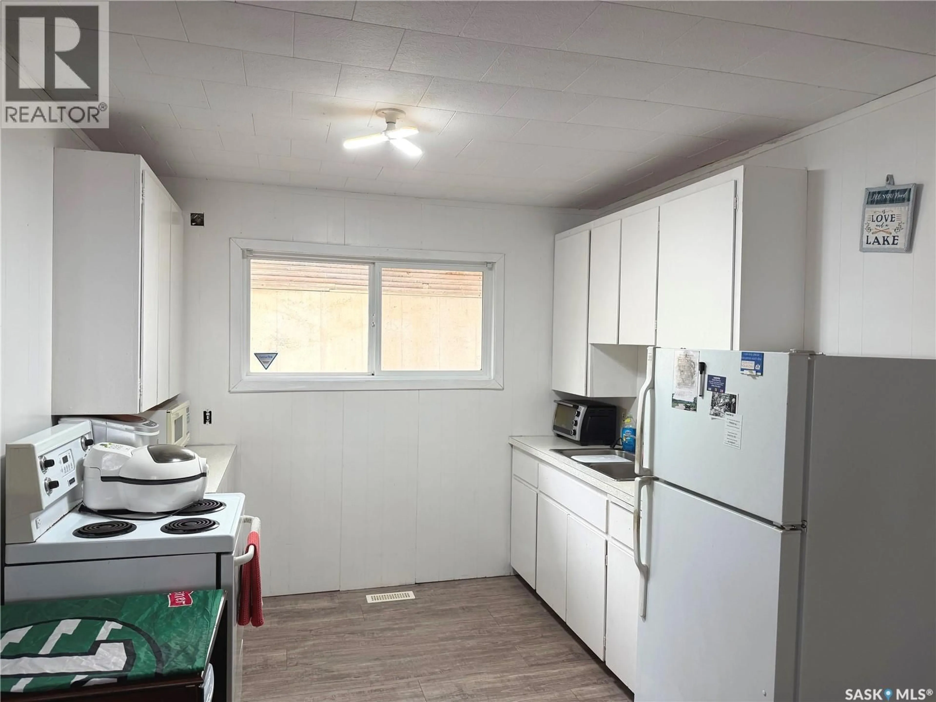 Standard kitchen, unknown for 66 PASQUA LAKE ROAD, Fort Qu'Appelle Saskatchewan S0G1S0