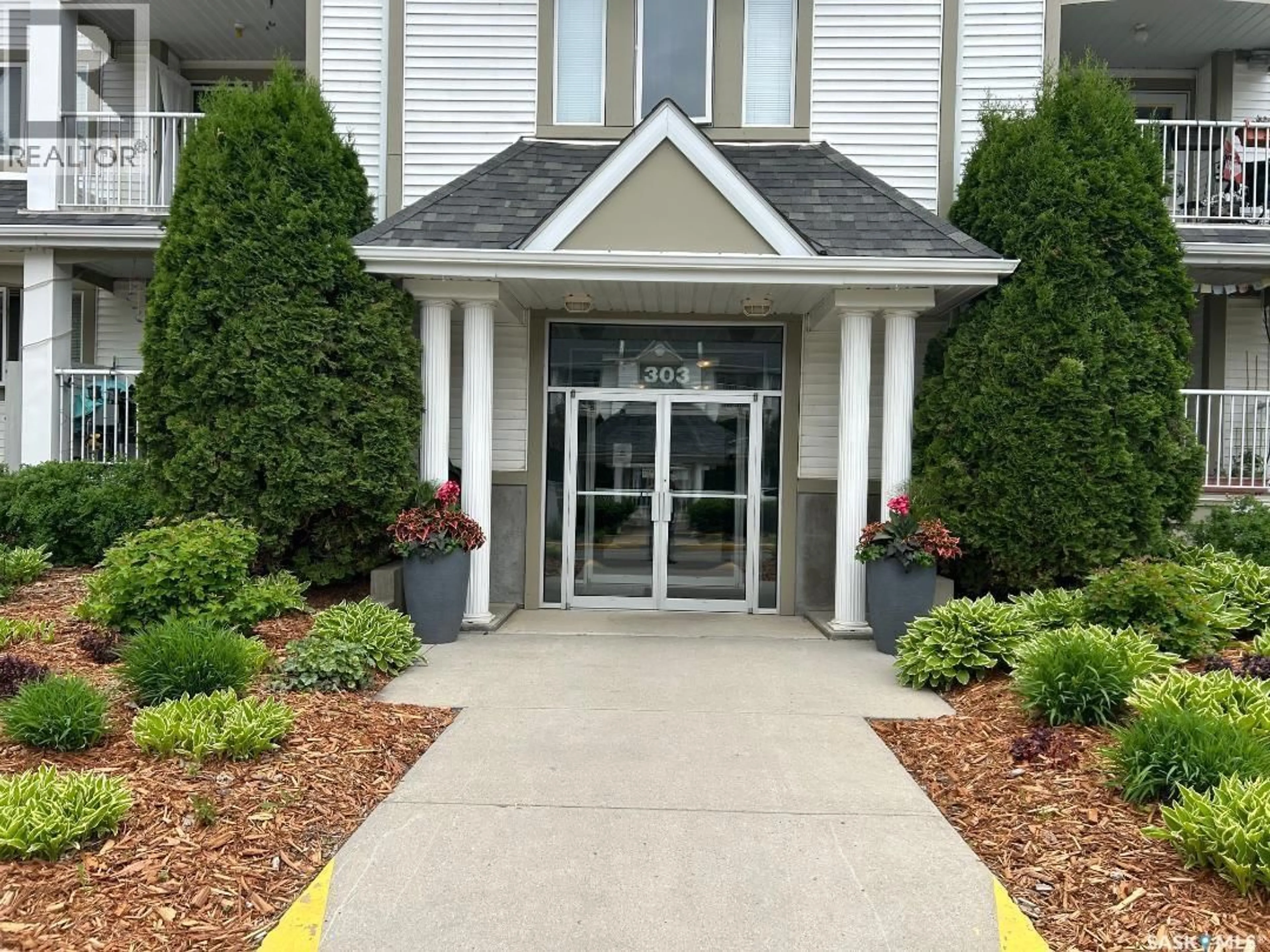Indoor foyer for 303 - 305 PINEHOUSE DRIVE, Saskatoon Saskatchewan S7K7Z4