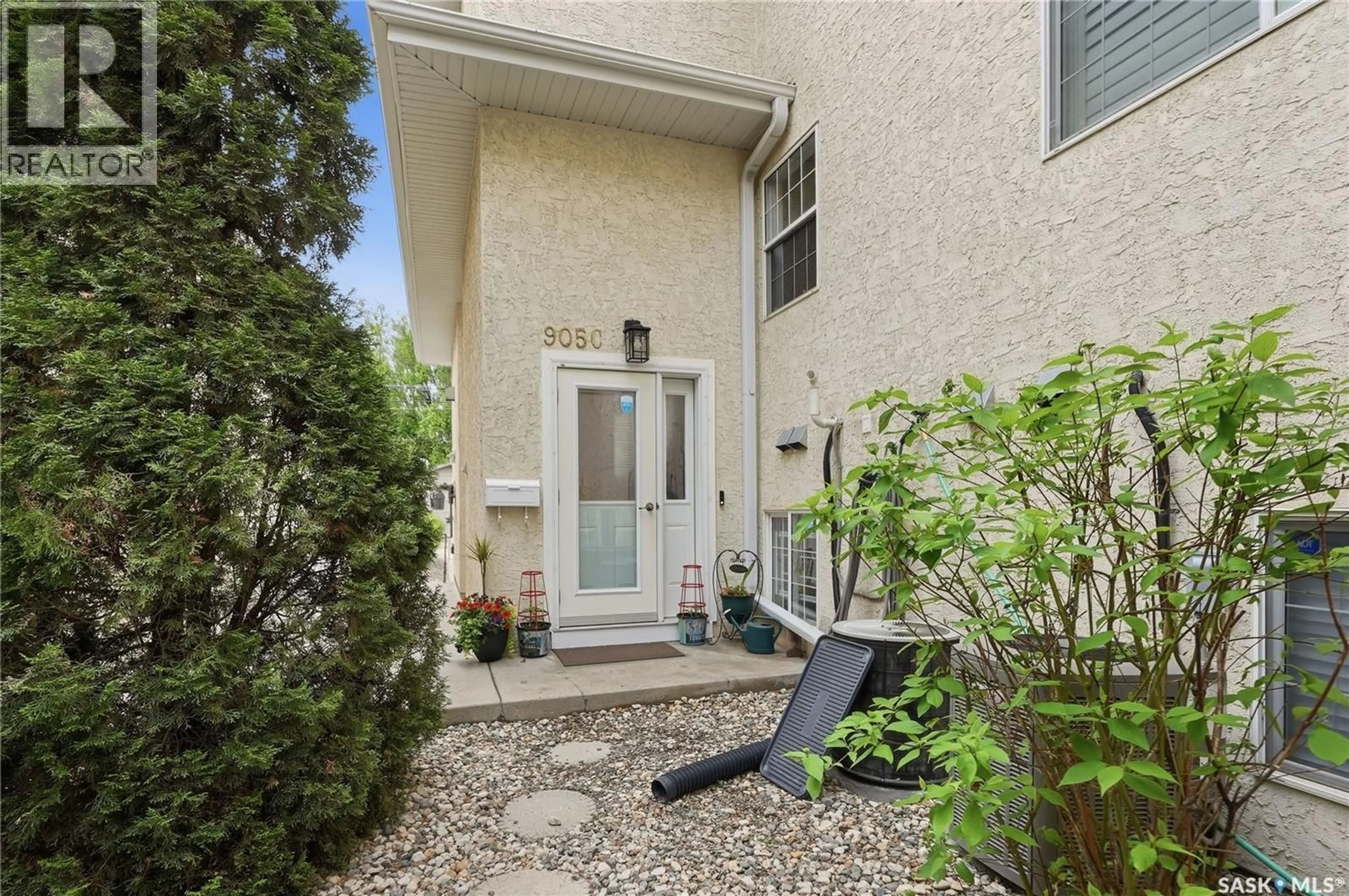Patio, street for C - 905 9TH STREET, Saskatoon Saskatchewan S7H0M9
