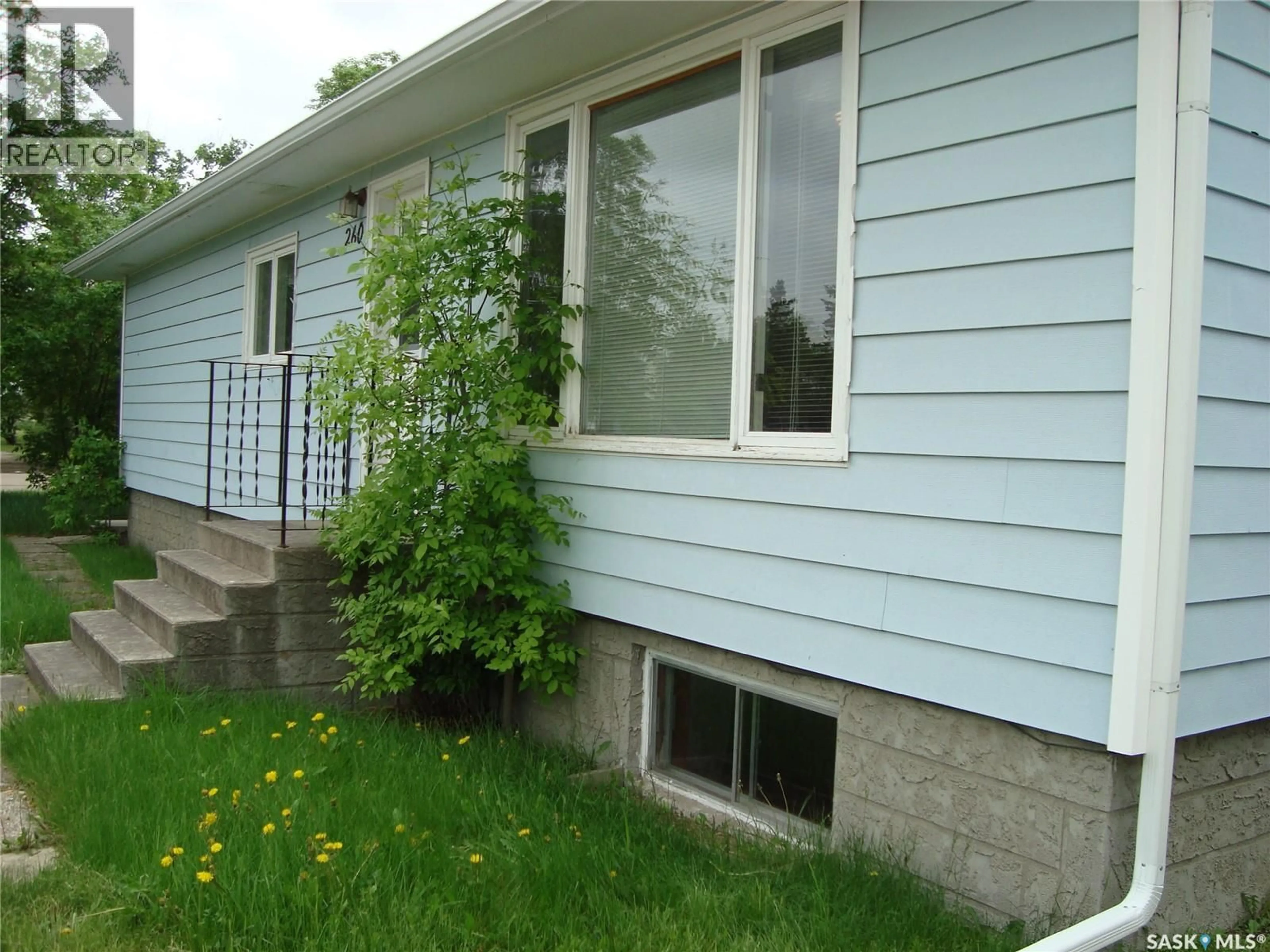 Home with vinyl exterior material, street for 260 6TH AVENUE, Gravelbourg Saskatchewan S0H1X0