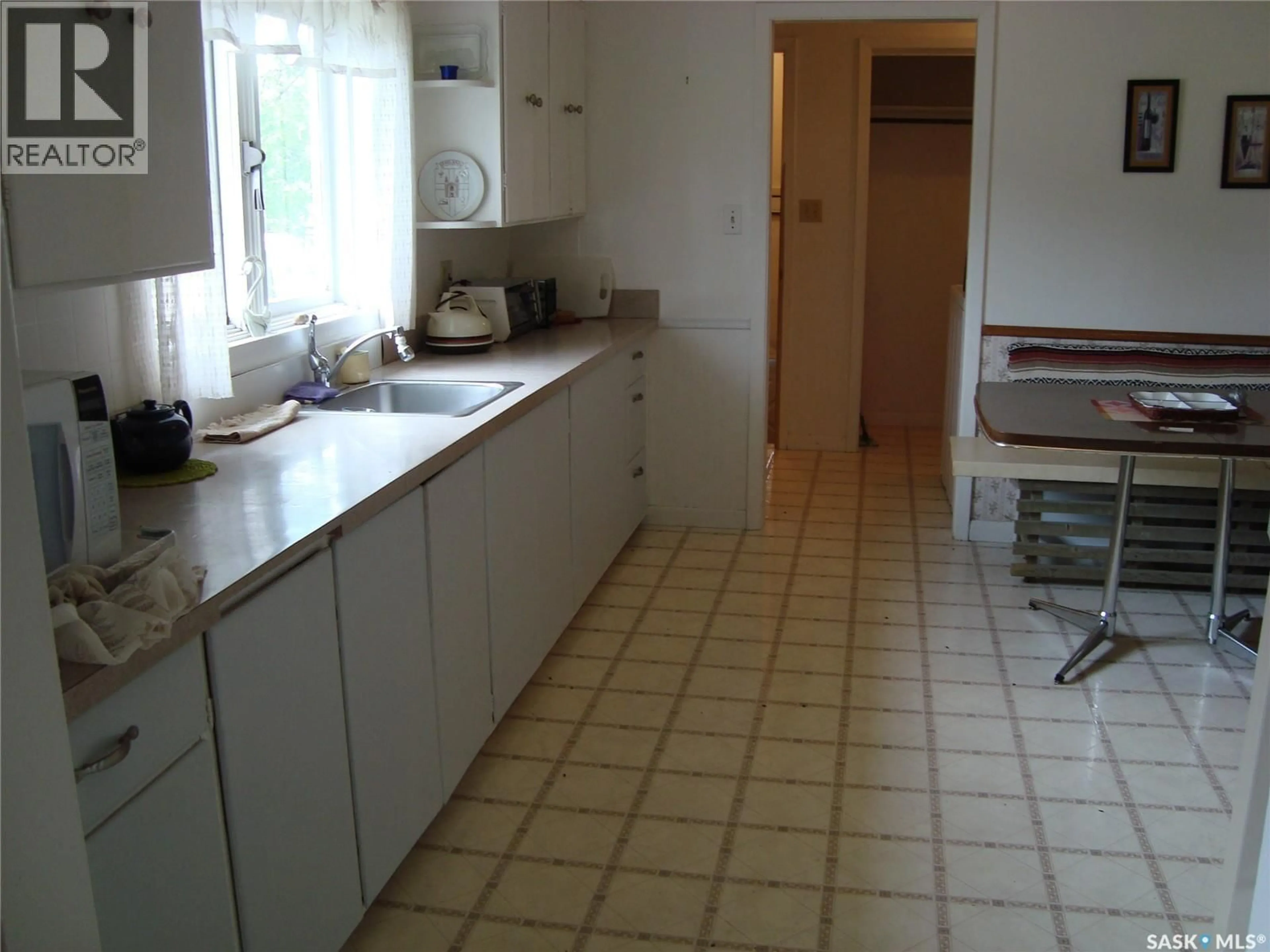 Standard kitchen, unknown for 260 6TH AVENUE, Gravelbourg Saskatchewan S0H1X0
