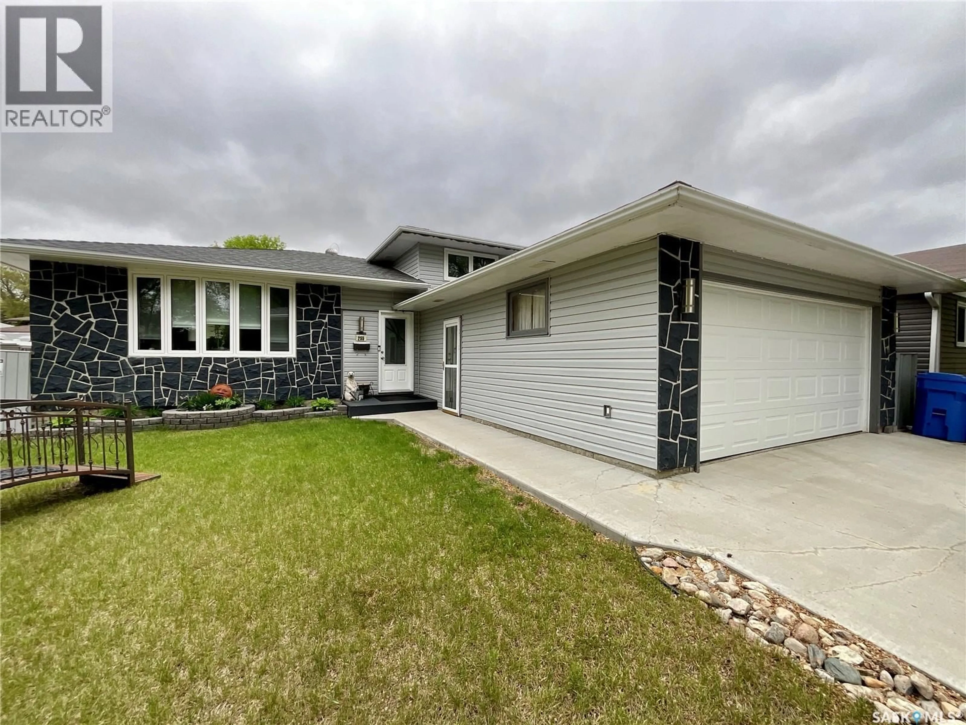 Home with vinyl exterior material, street for 255 LITZENBERGER CRESCENT, Regina Saskatchewan S4R7A2