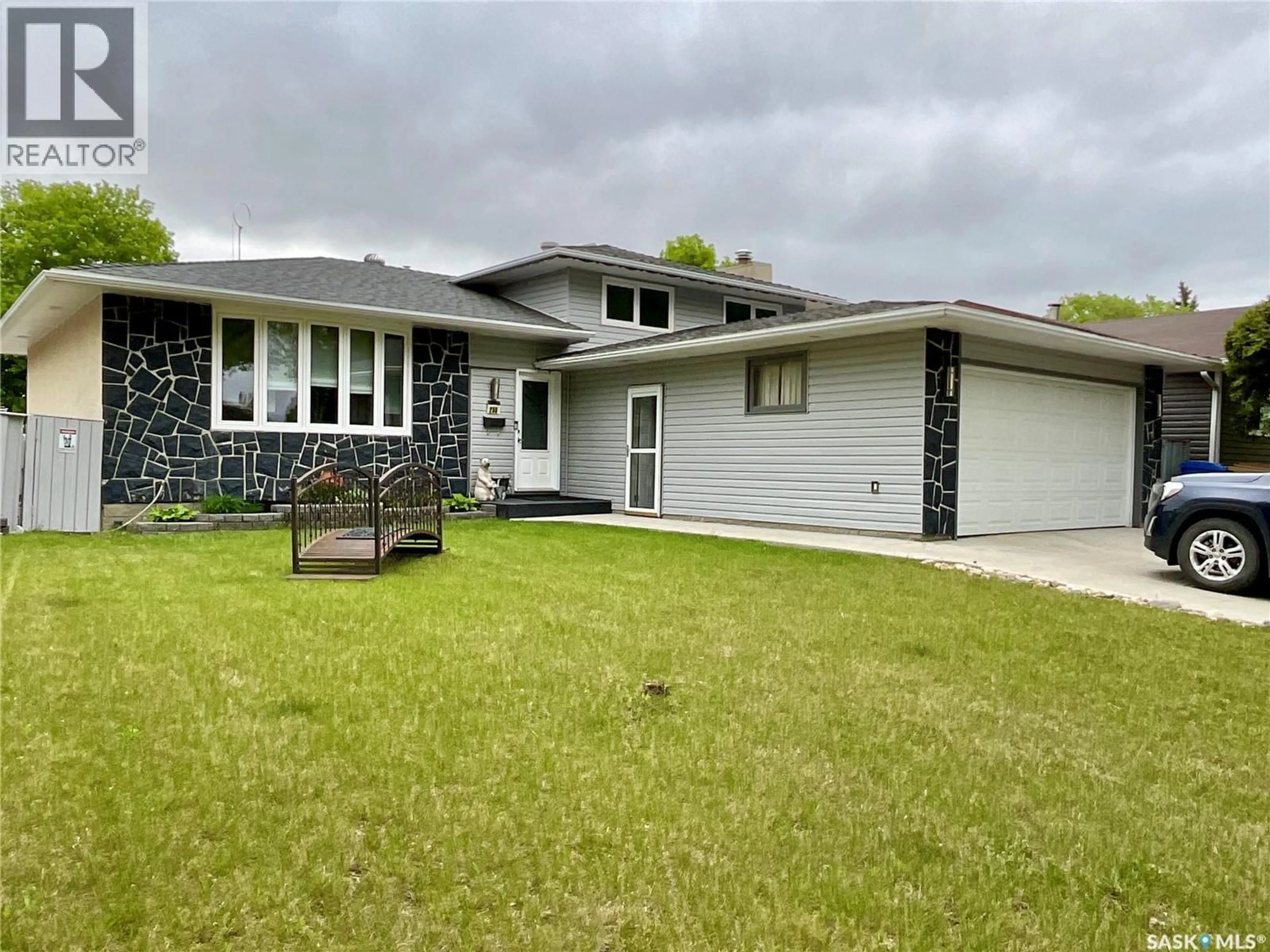 Home with vinyl exterior material, street for 255 LITZENBERGER CRESCENT, Regina Saskatchewan S4R7A2