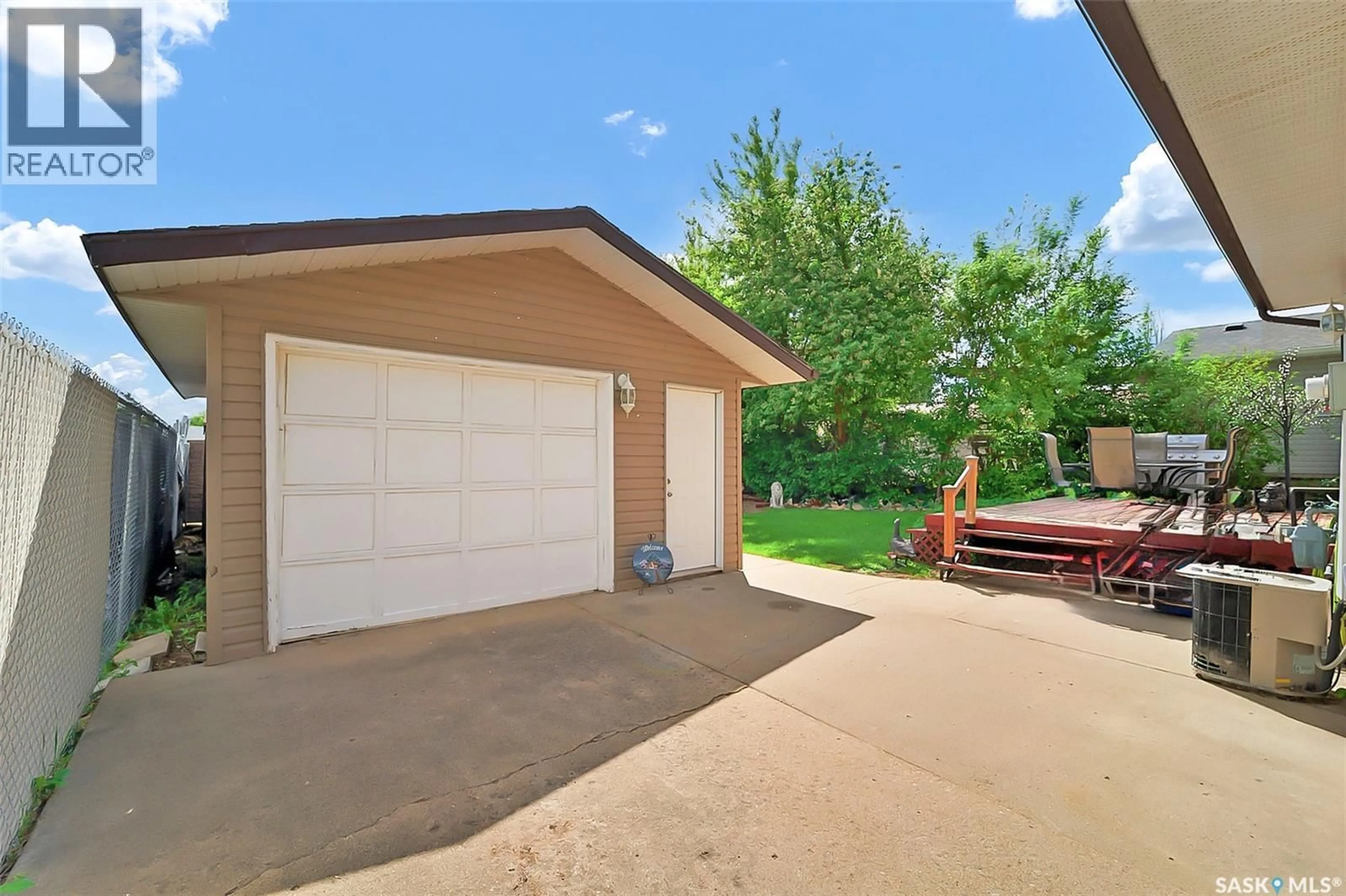 Indoor garage for 134 DEVONSHIRE CRESCENT, Saskatoon Saskatchewan S7L5V7
