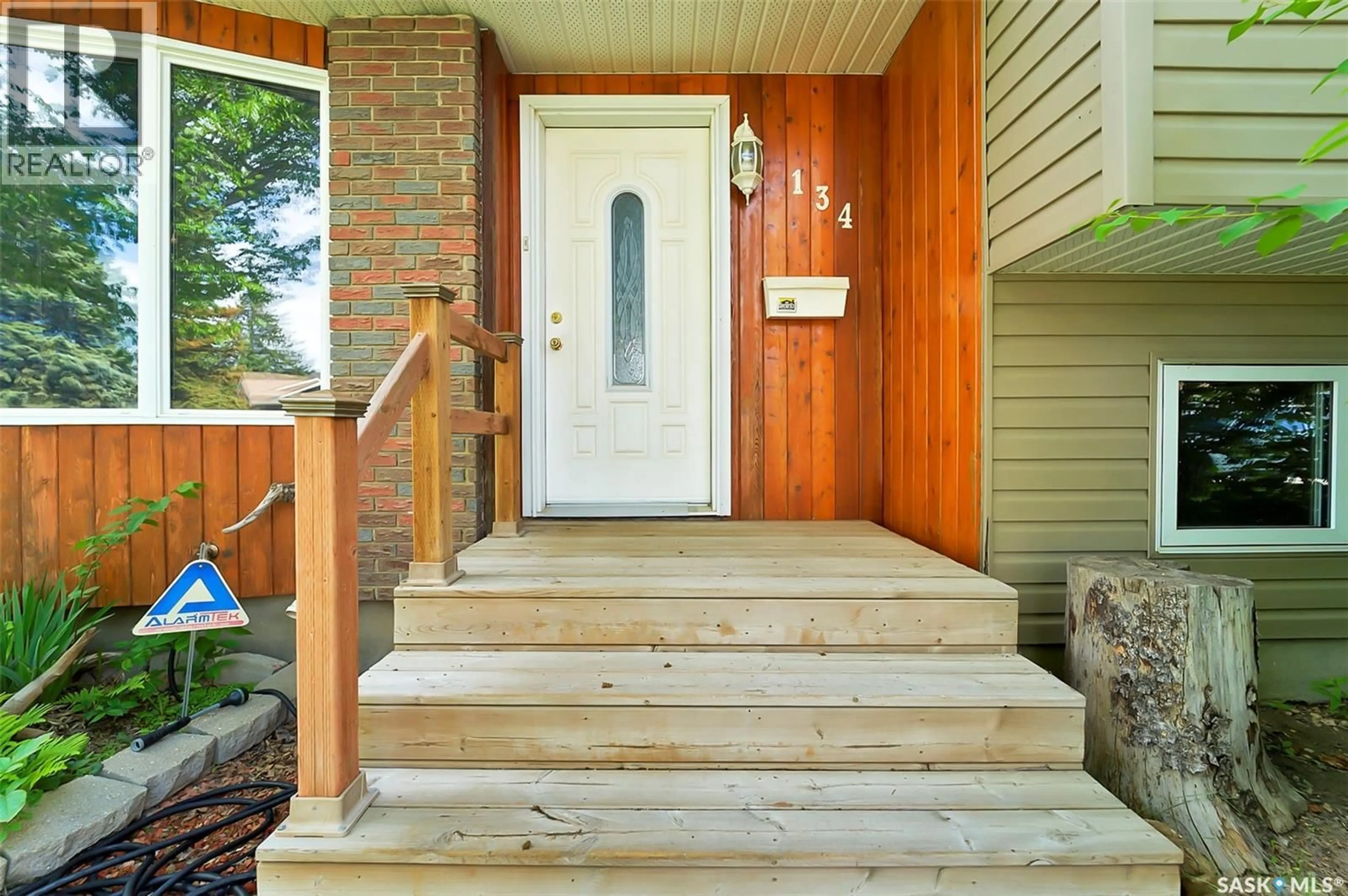 Indoor entryway for 134 DEVONSHIRE CRESCENT, Saskatoon Saskatchewan S7L5V7