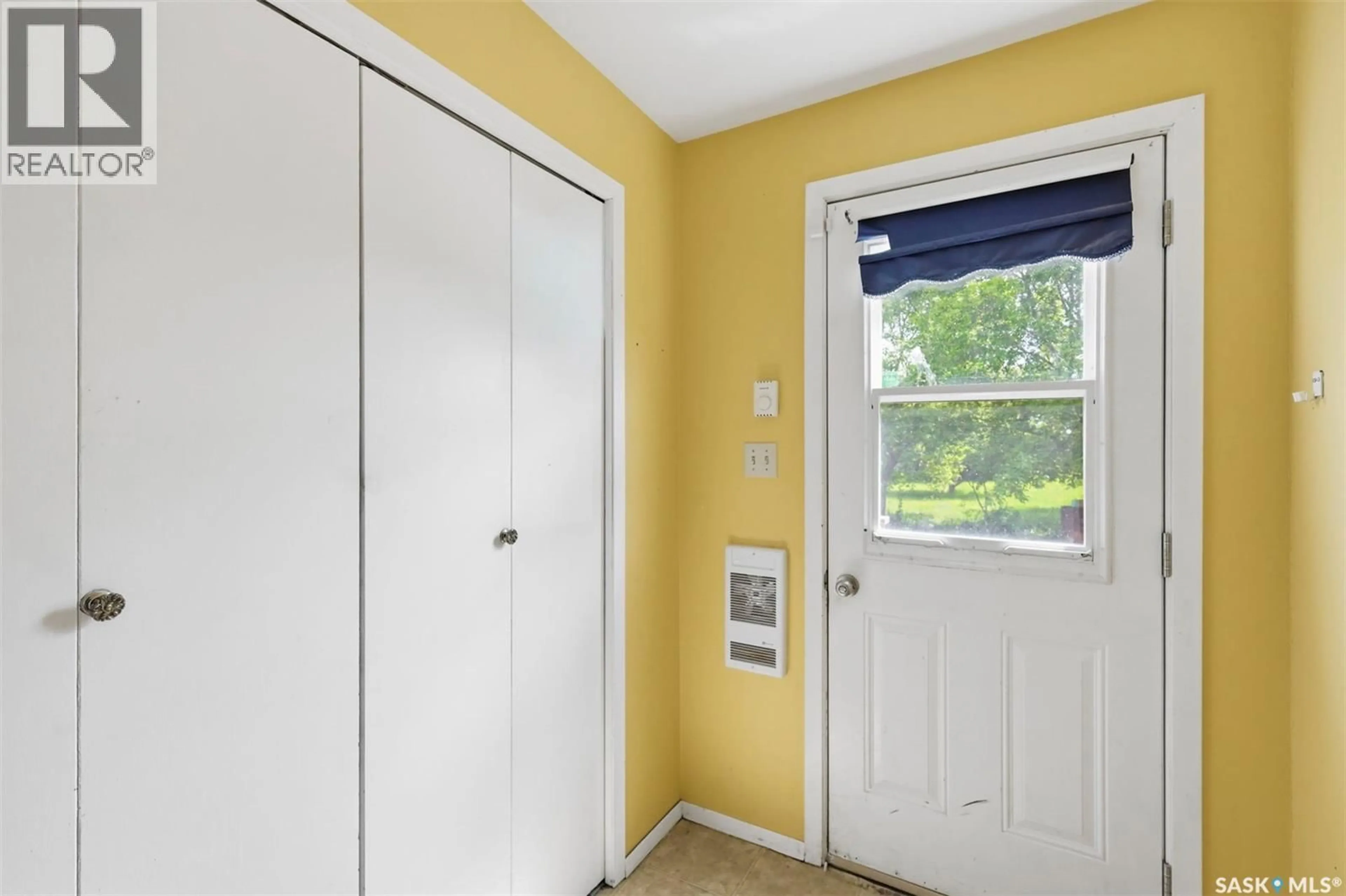 Indoor entryway for LAND OF THE LIVING SKIES ACREAGE, Davidson Saskatchewan S0G1A0